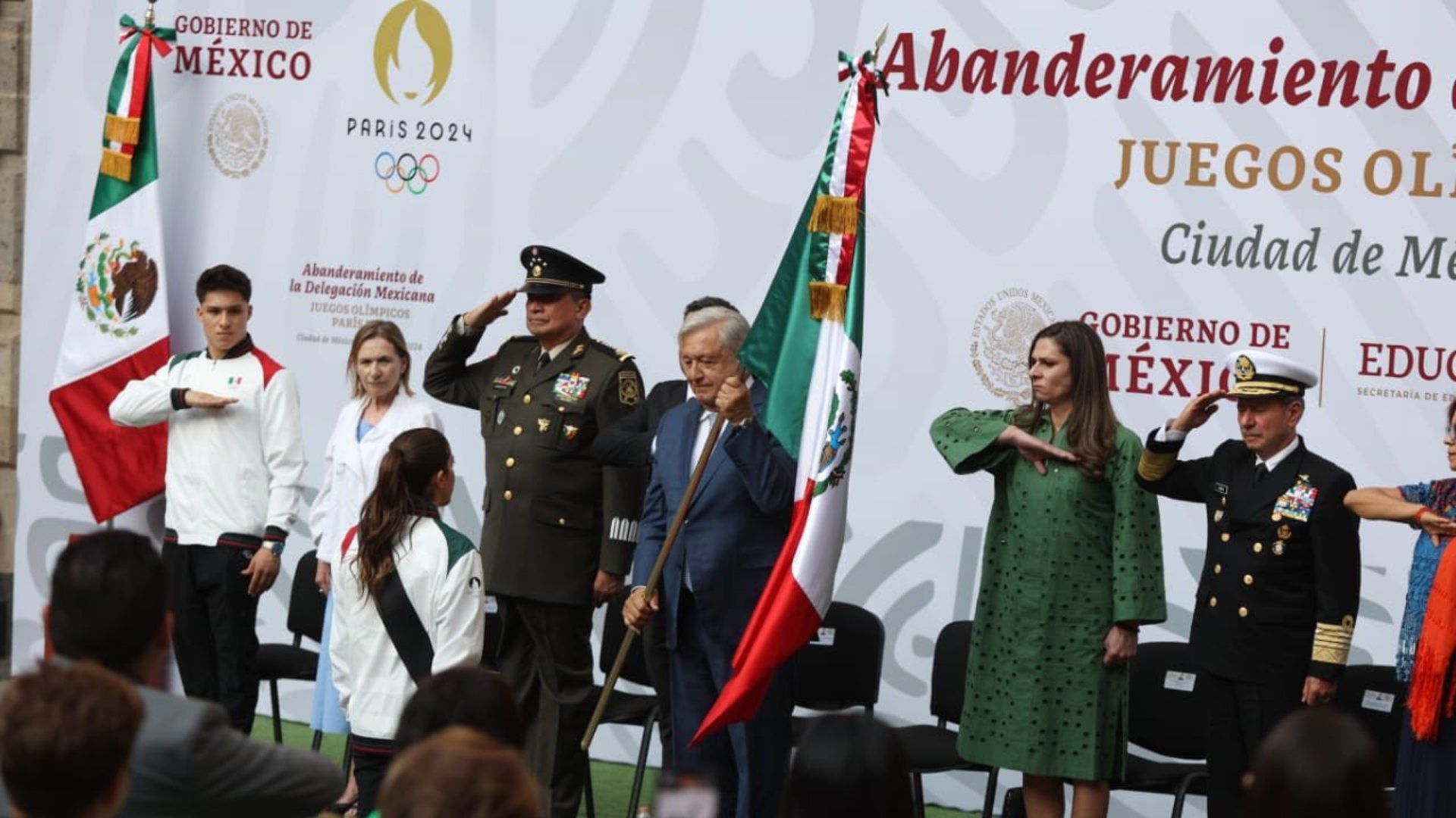 AMLO Abandera a Delegación Mexicana que Participará en los Juegos Olímpicos de Paris 