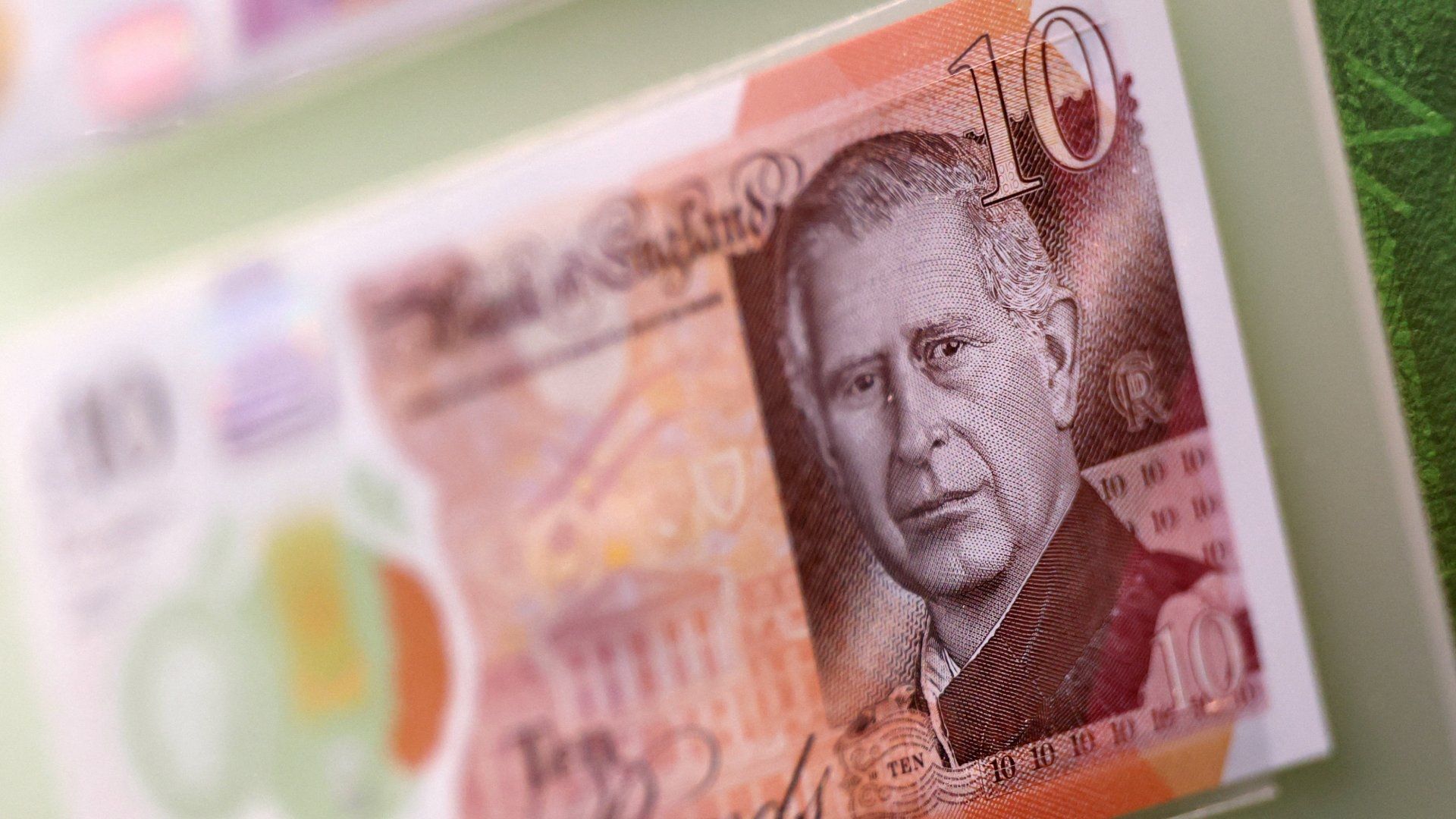 Billetes Con Rostro del Rey Carlos III Entran en Circulación en Reino Unido