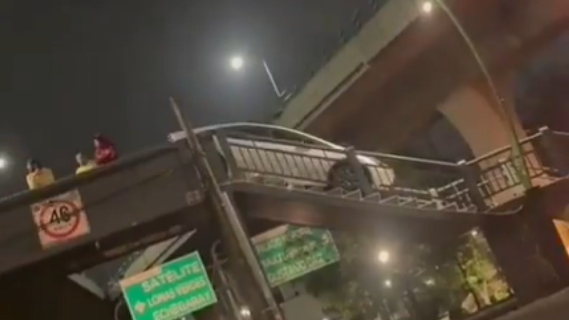 Video de carro en puente peatonal de Naucalpan, Edomex
