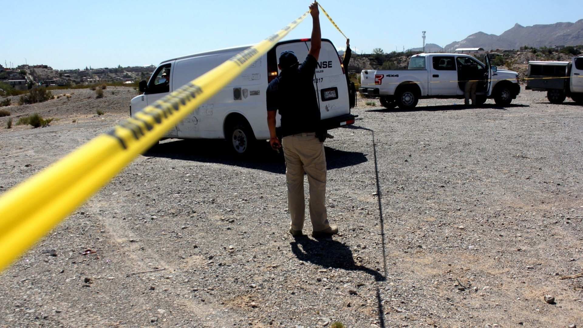 Elementos forenses desempeñan su labor tras una balacera en Chihuahua. Foto: Cuartoscuro | Archivo