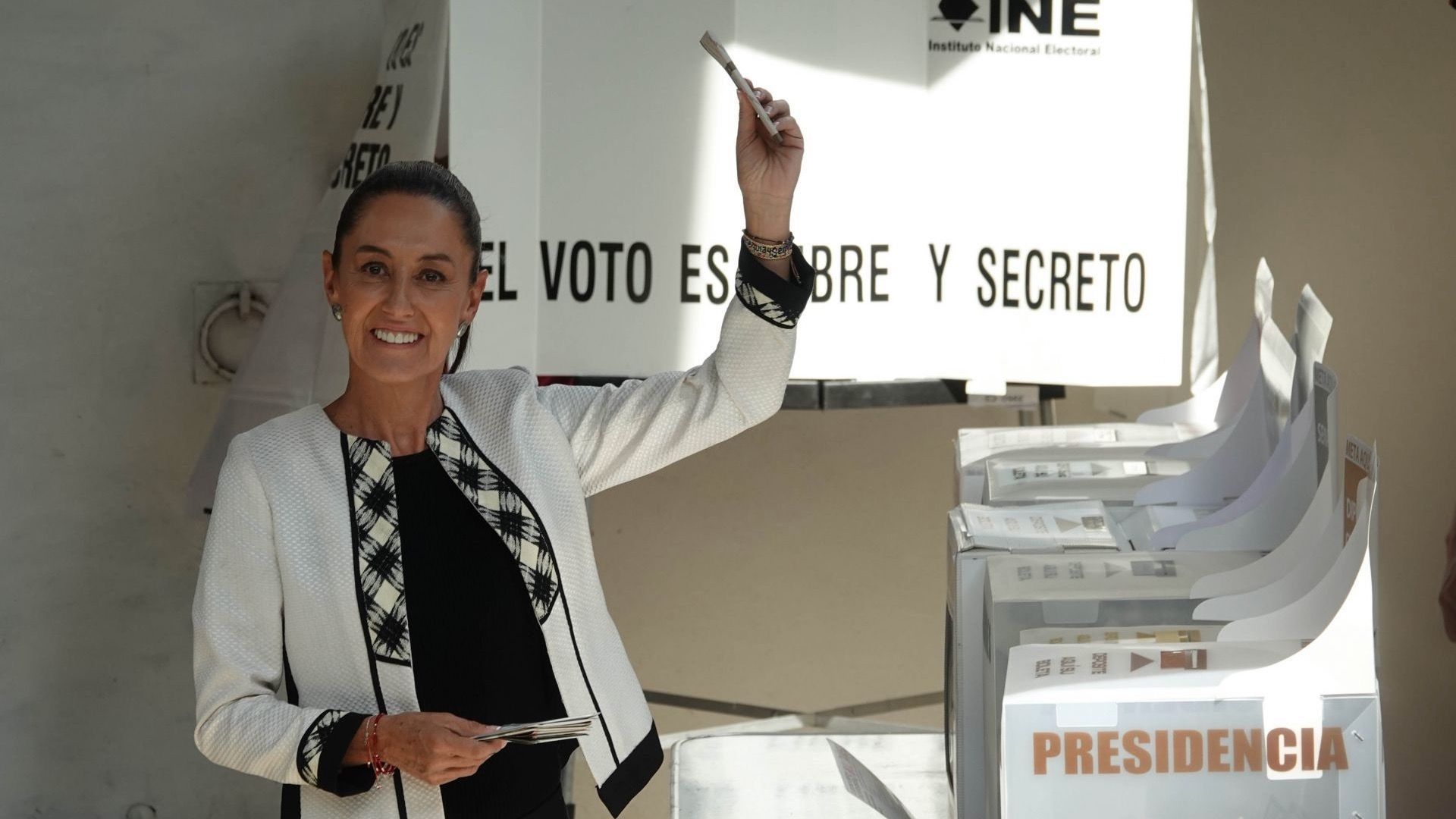 Claudia Sheinbaum durante la mañana del 2 de junio tras votar