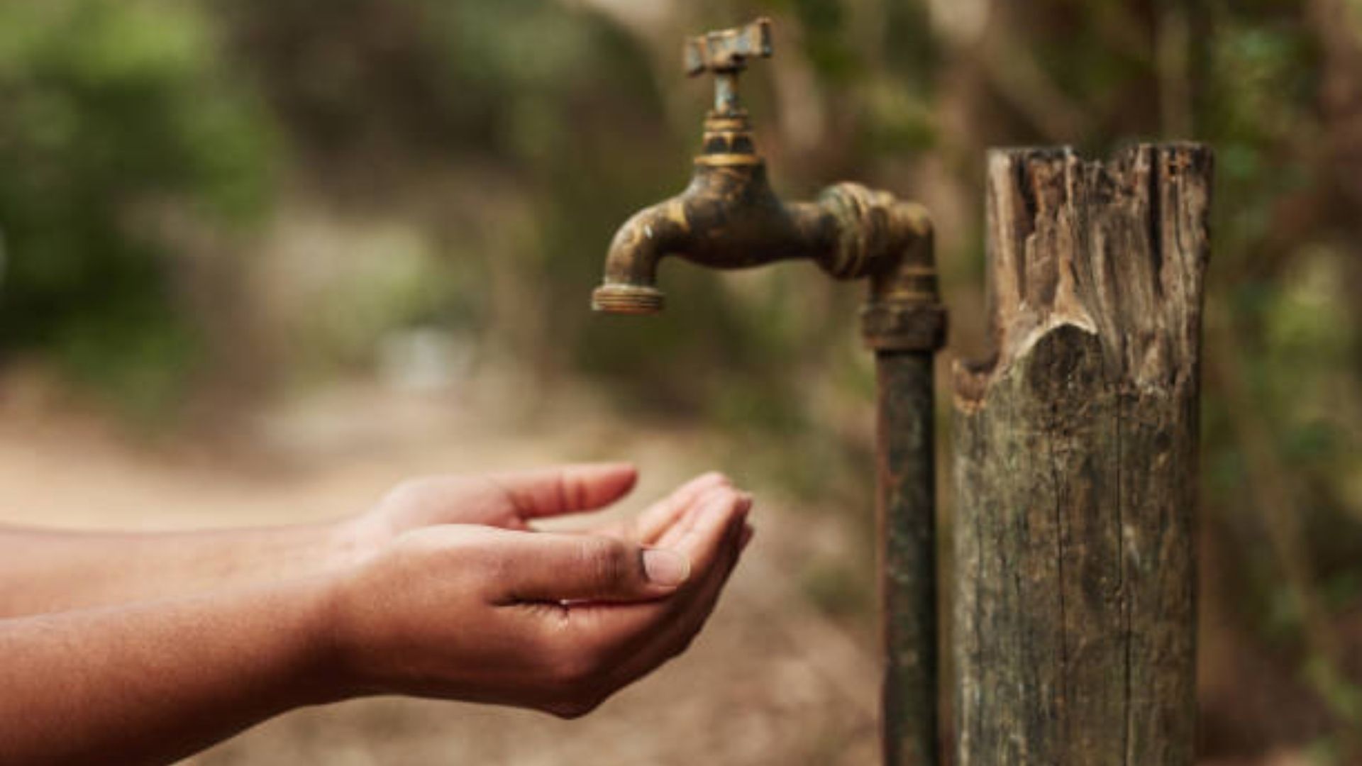 Una mujer abre una llave de agua sin obtener el vital líquido