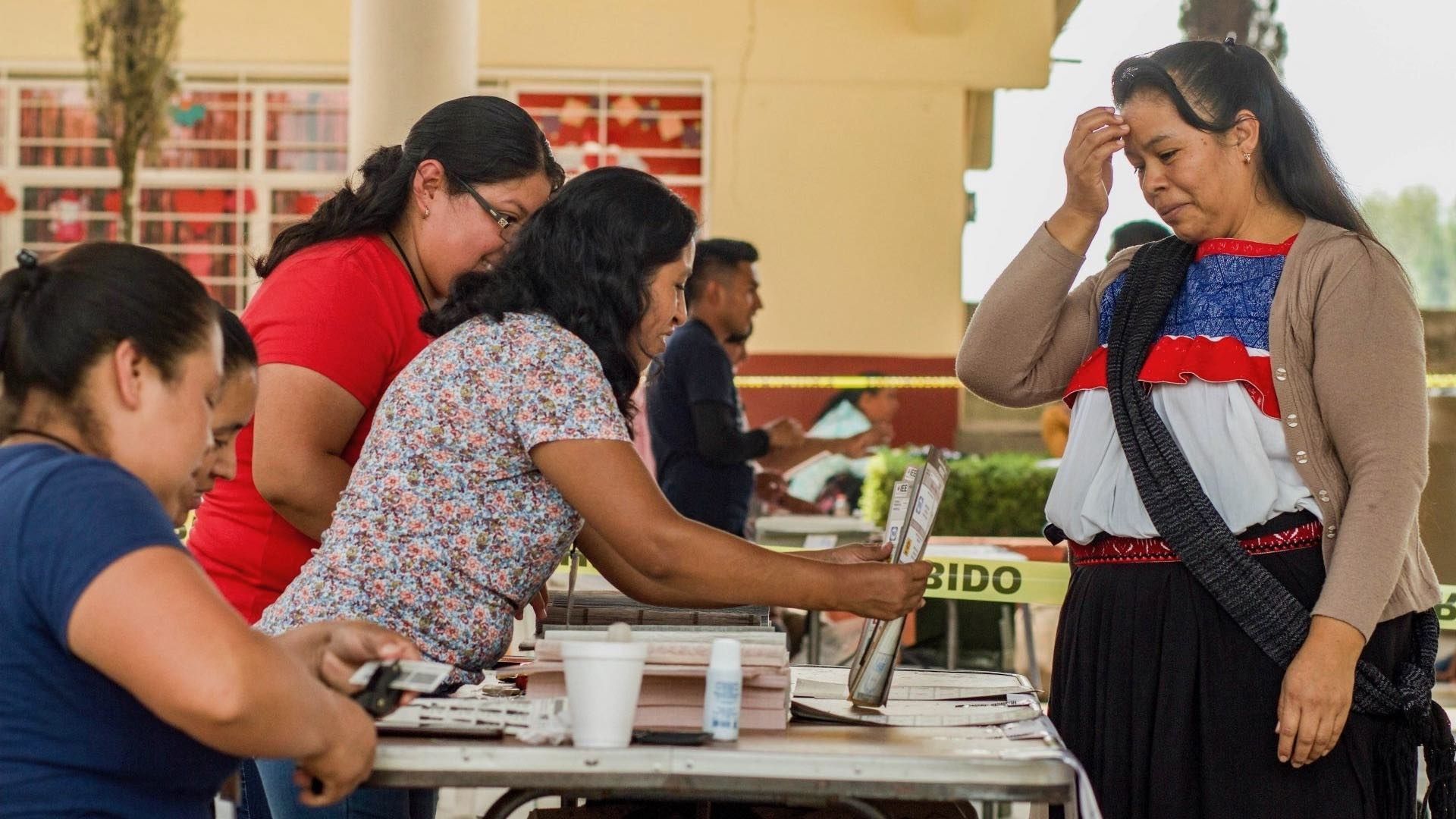 Mujer vota en el municipio de Huachinango, Puebla