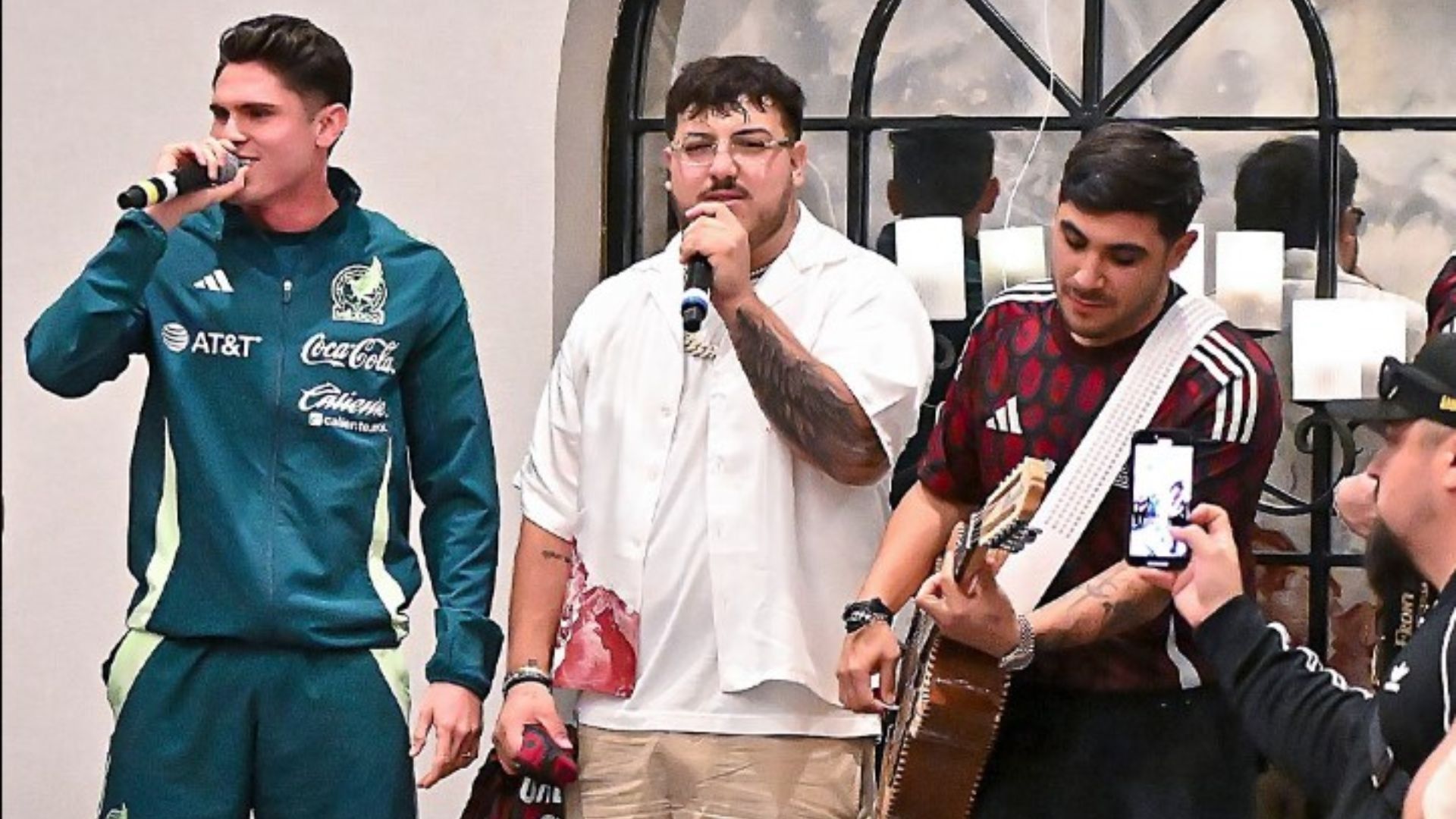 Israel Reyes se animó a cantar junto a Payo Solís. Foto miseleccionmx