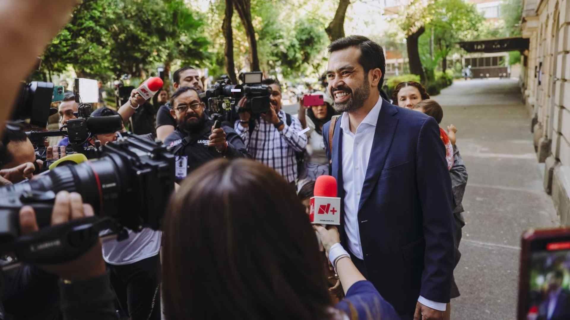 Jorge Álvarez Maynez acude a votar 