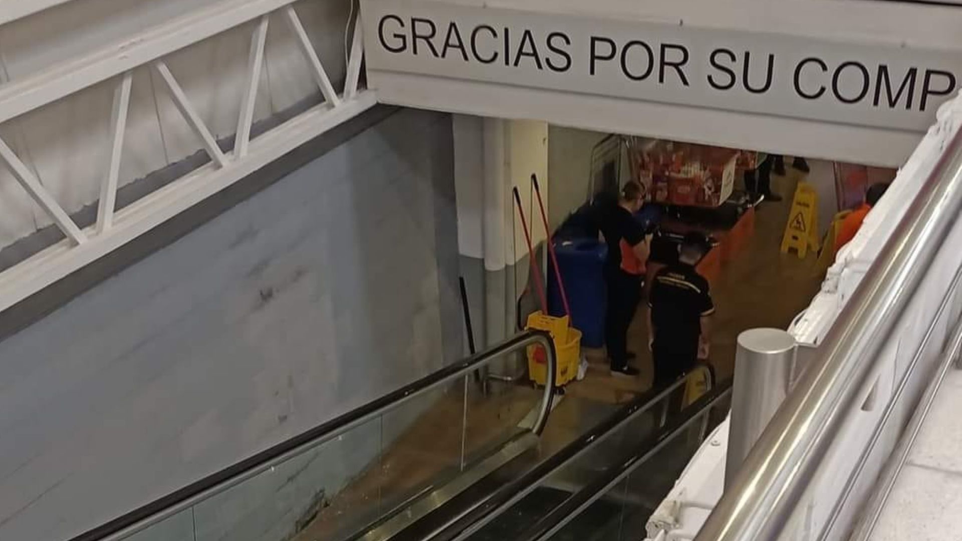 Madre e Hija Van al Supermercado y Terminan Prensadas en Escaleras Eléctricas