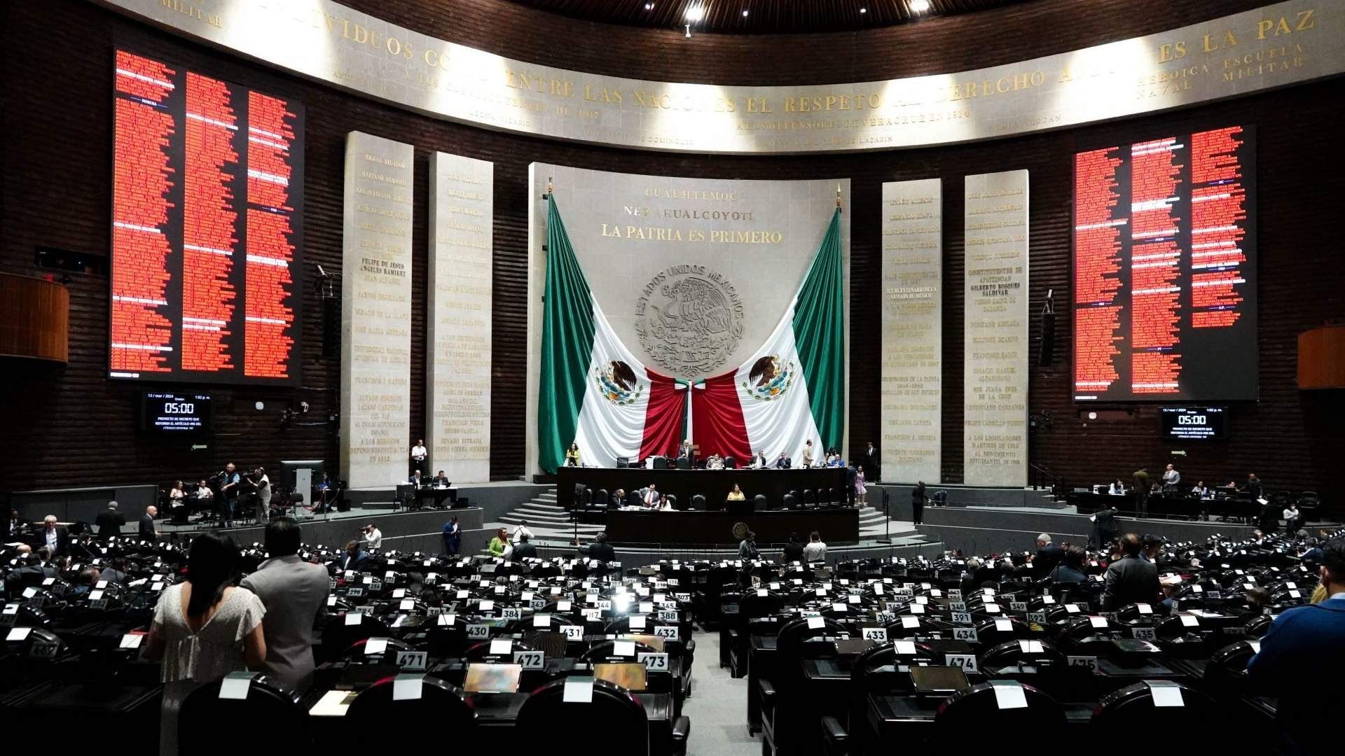 Los Diputados de Morena celebraron que la coalición Sigamos Haciendo Historia obtuvo 365 escaños en la Cámara baja; esto significa