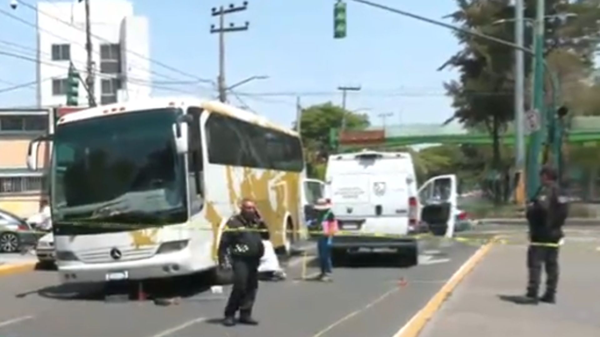 Mecánico Muere Prensado por Autobús que Reparaba en CDMX