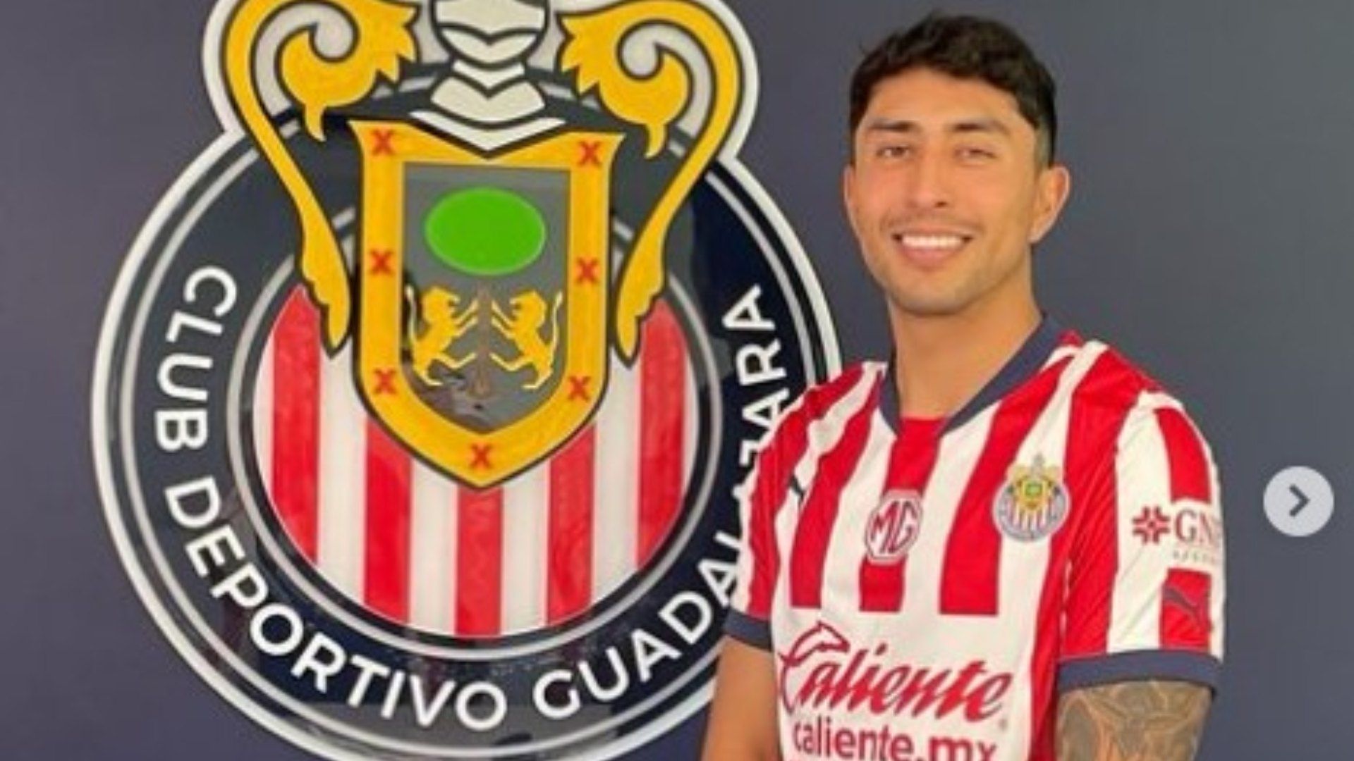 Govea ya se puso la playera que defenderá a partir del Apertura 2024. Foto Chivas