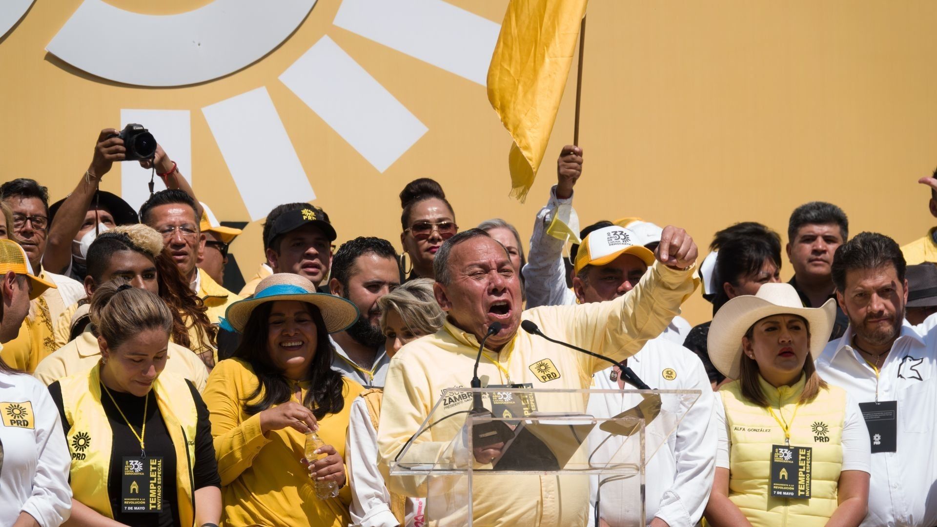 Jesús Zambrano, presidente nacional del PRD con afiliados al partido político