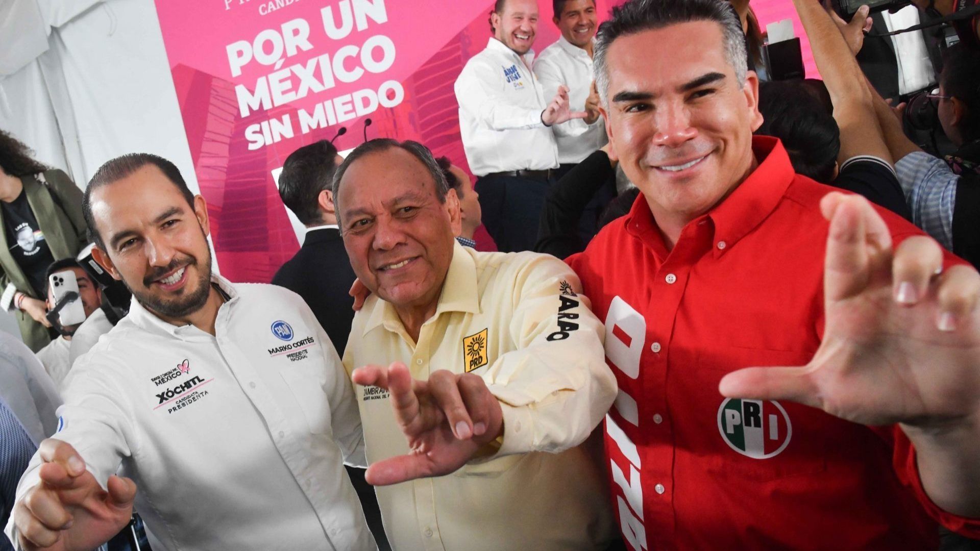 Los tres dirigentes se mostraron orgullosos del supuesto triunfo de la coalición PAN, PRI y PRD en seis gubernaturas. Foto Cuartoscuro