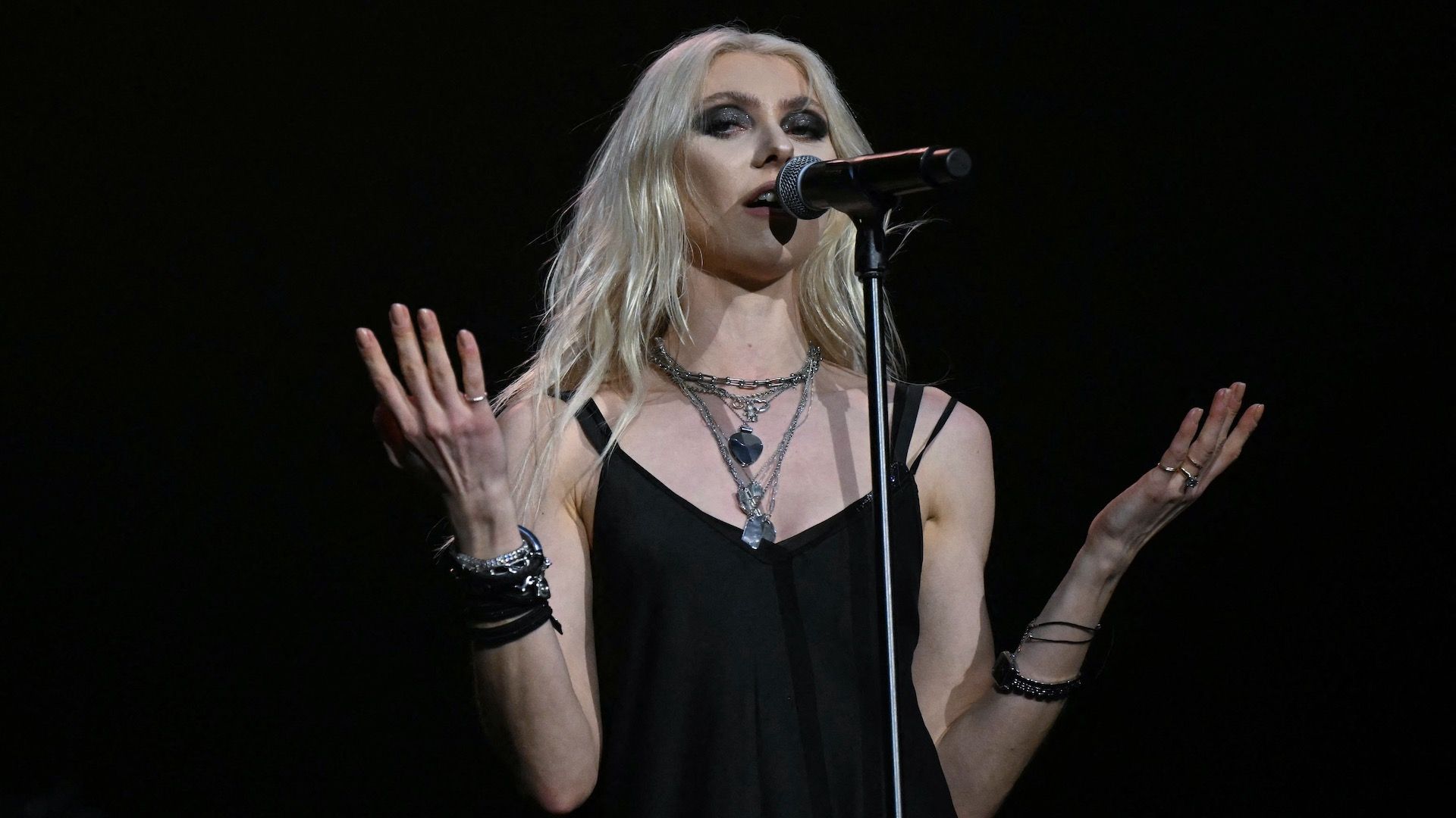 Taylor Momsen fue mordida por un murciélago en un concierto