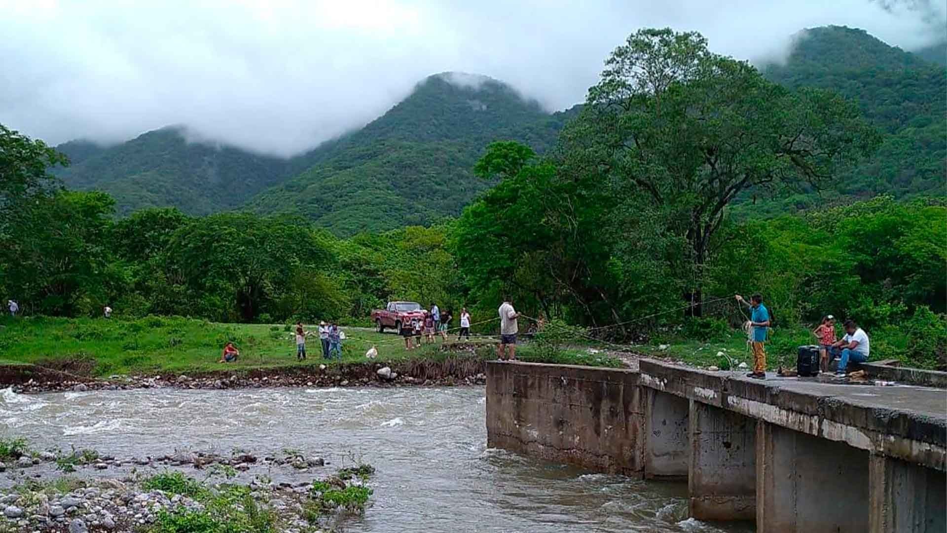 Creciente del Río El Zapatero Obstruye Camino hacia Comunidades en Llera, Tamaulipas