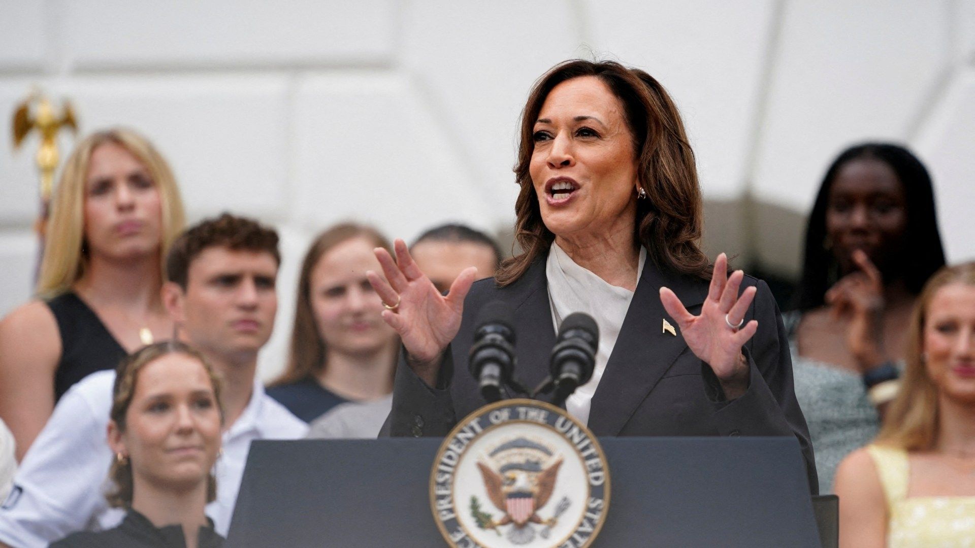 La vicepresidenta de Estados Unidos, Kamala Harris, pronuncia un discurso en la Casa Blanca en Washington. 