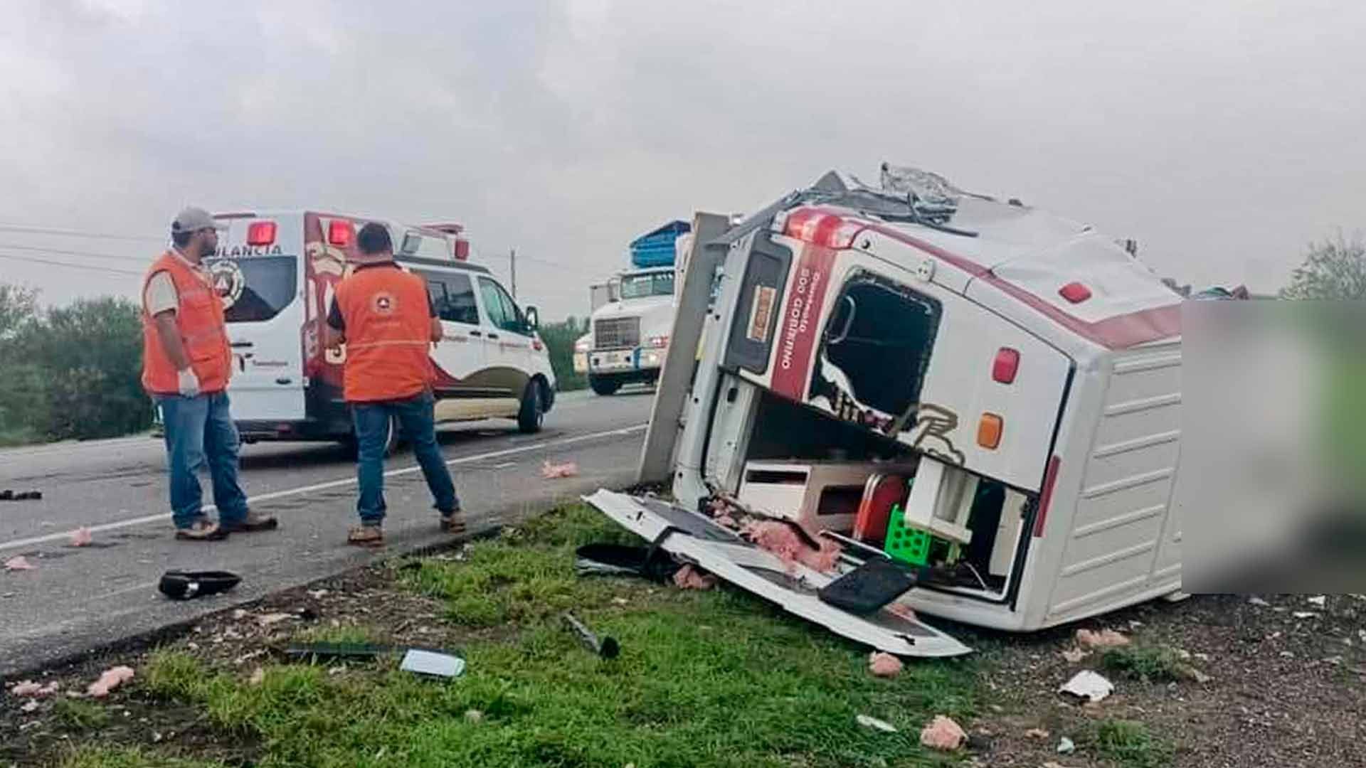 Muere conductor de Ambulancia del ISSSTE Tras Choque con Tráiler en Tamaulipas