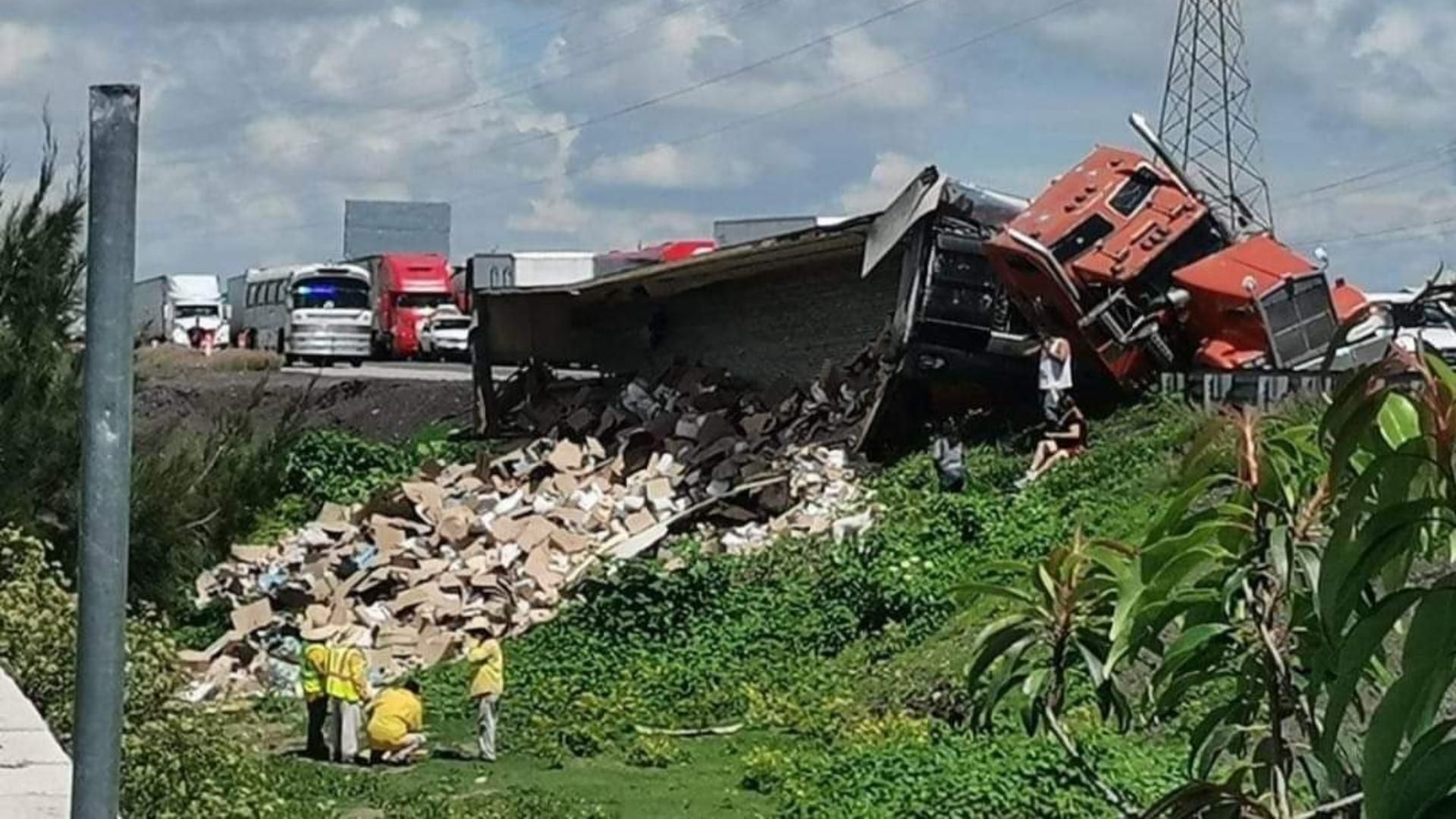 Tráfico y Rapiña por Volcadura de Tráiler en la Autopista Puebla-Orizaba