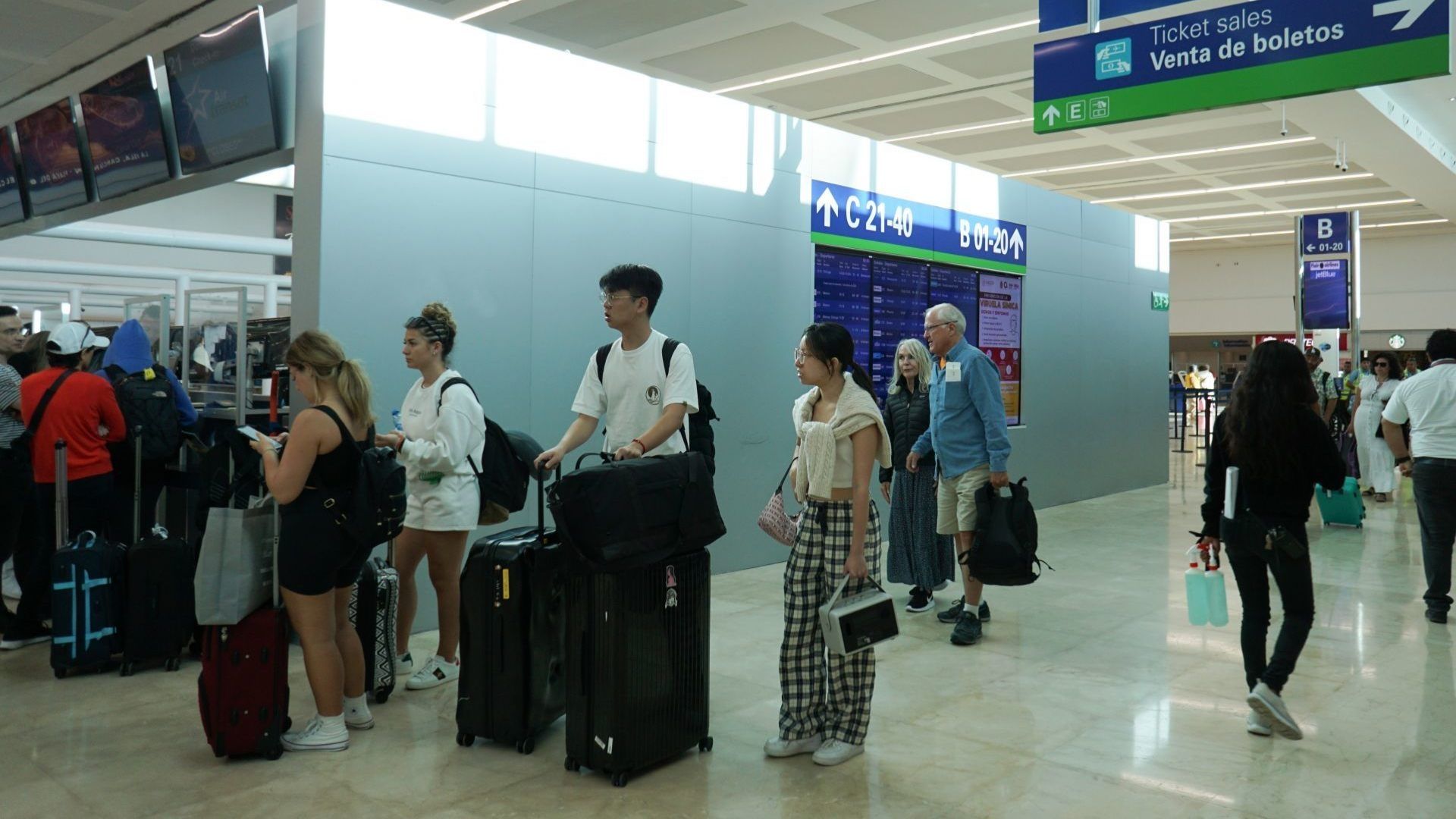 Aeropuerto Internacional de Cancún registra retrasos por falla en Microsoft 