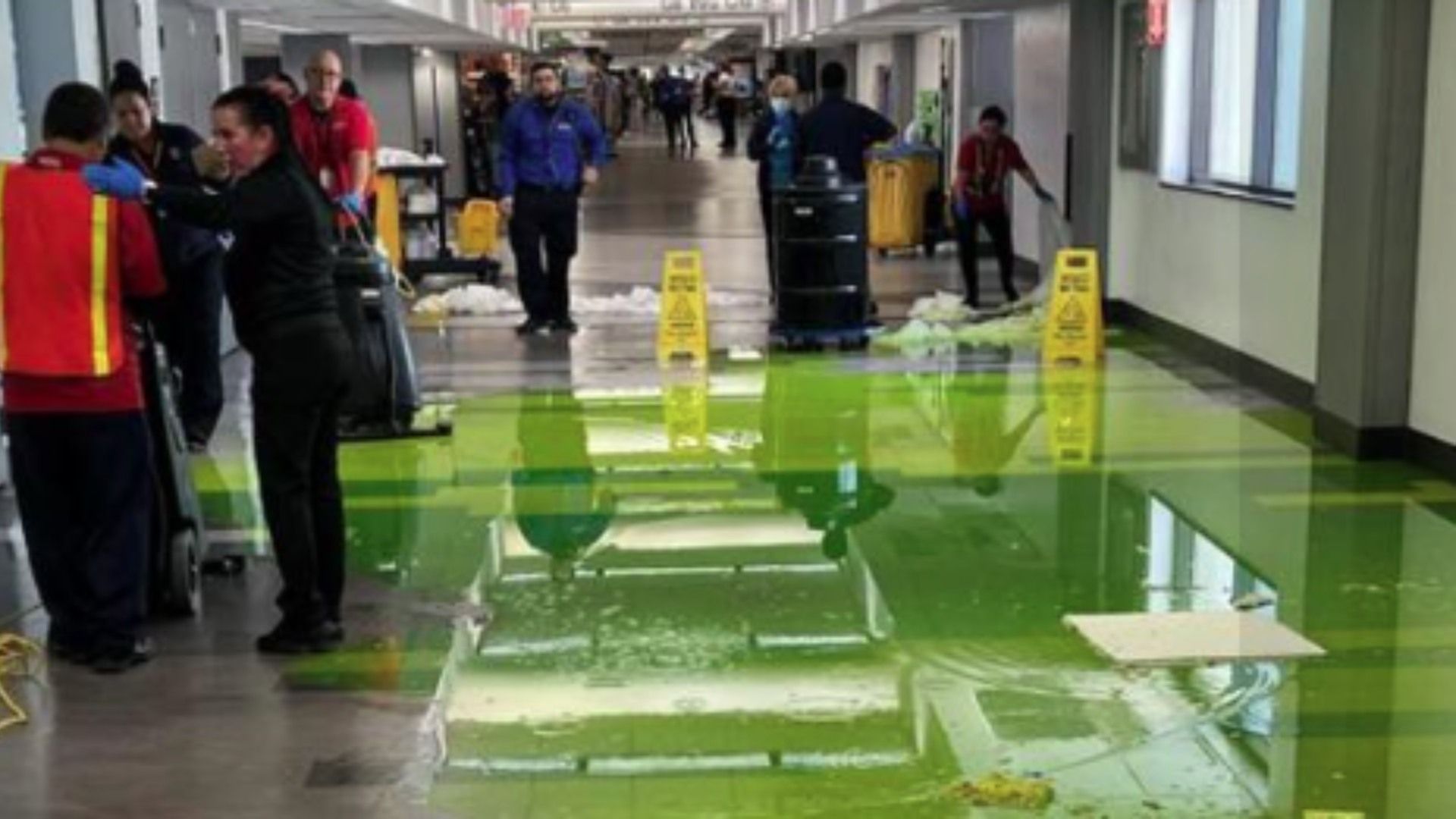 Video: ¿Sustancia Radioactiva? Líquido Verde Aparece en Aeropuerto y Genera Máxima Preocupación