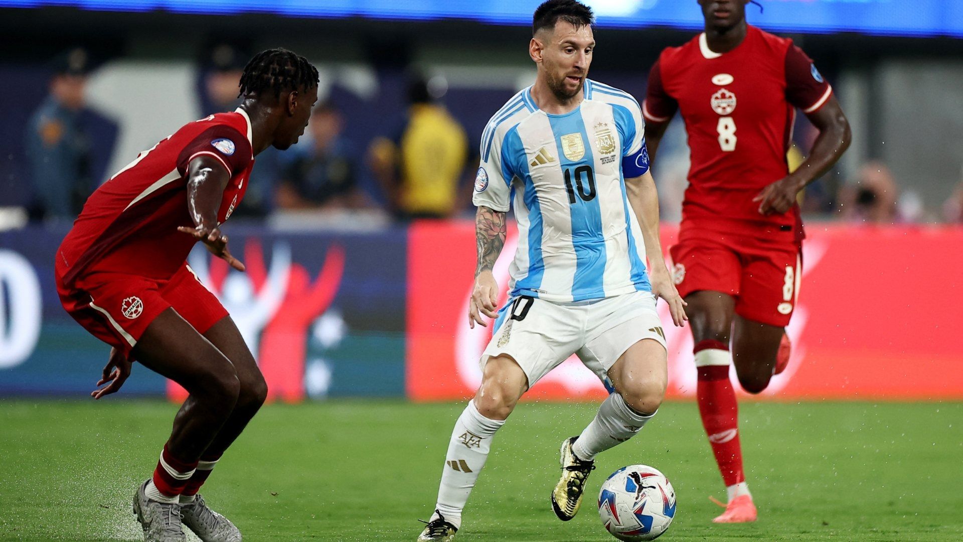 Messi sudó la camiseta para que Argentina derrotara a la selección canadiense en semifinales