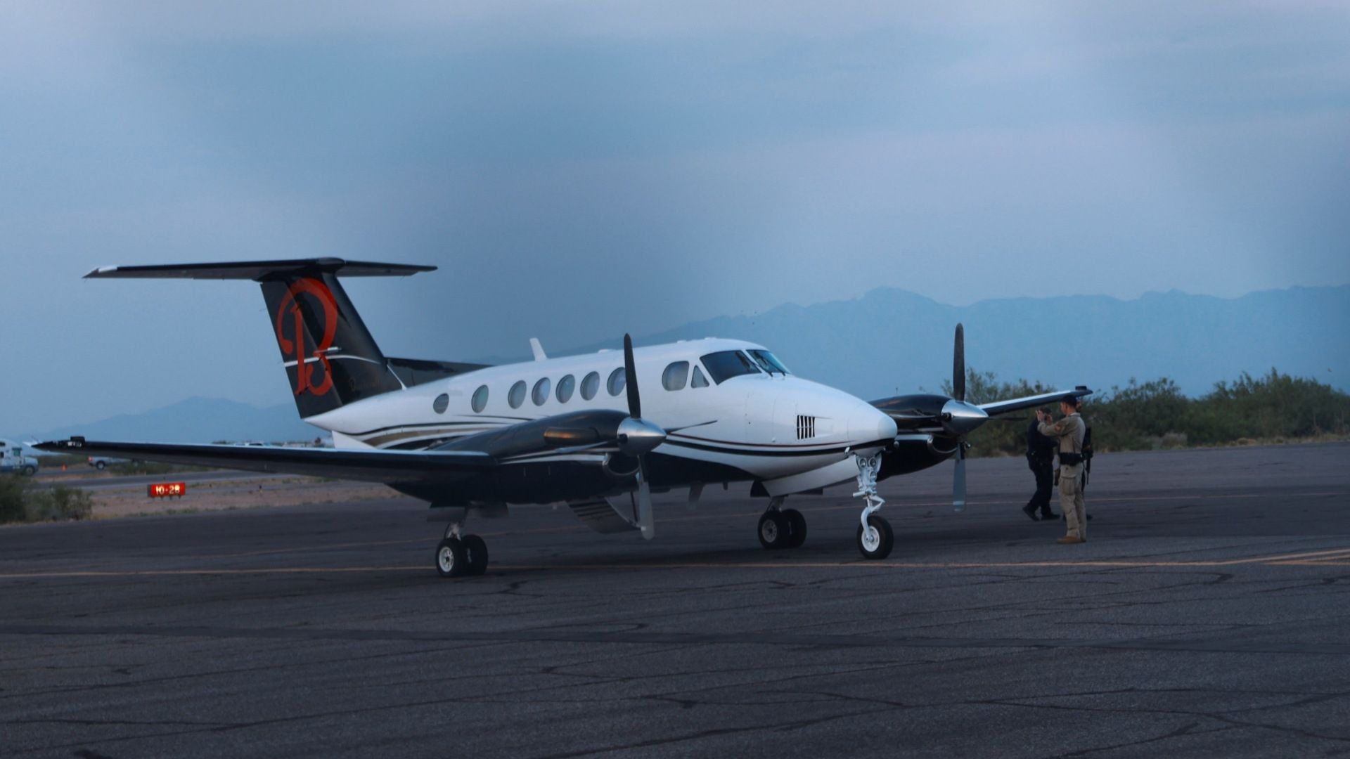 Custodian Agentes Avión en el que Detuvieron a 'El Mayo' Zambada y a Joaquín Guzmán