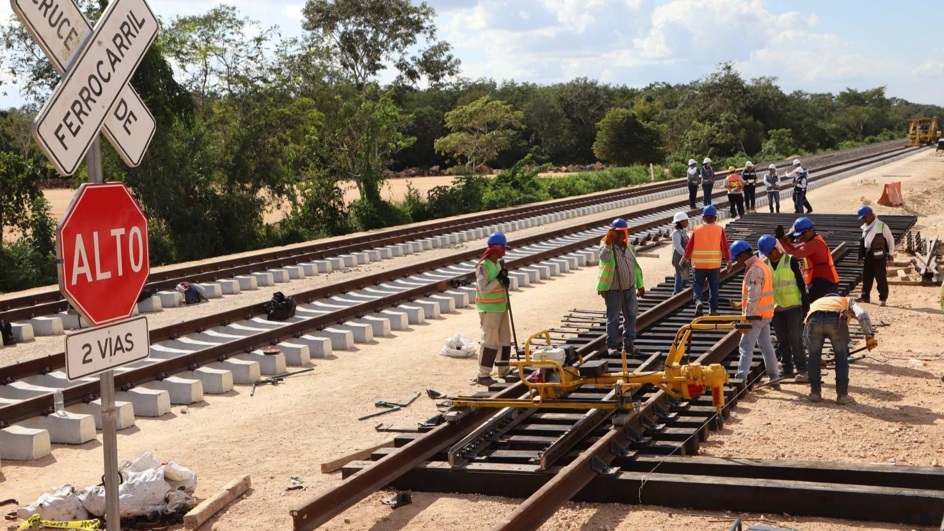 Cuadrillas de trabajadores con balasto en el proyecto del Tren Maya