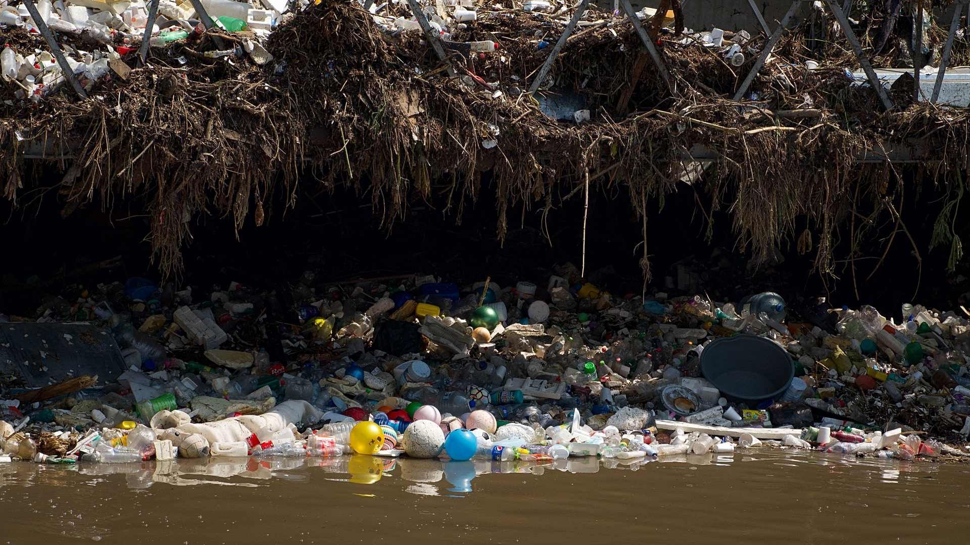 Salas, Refrigeradores y Autopartes, Principal Basura que Sacan del Drenaje en el Valle de México