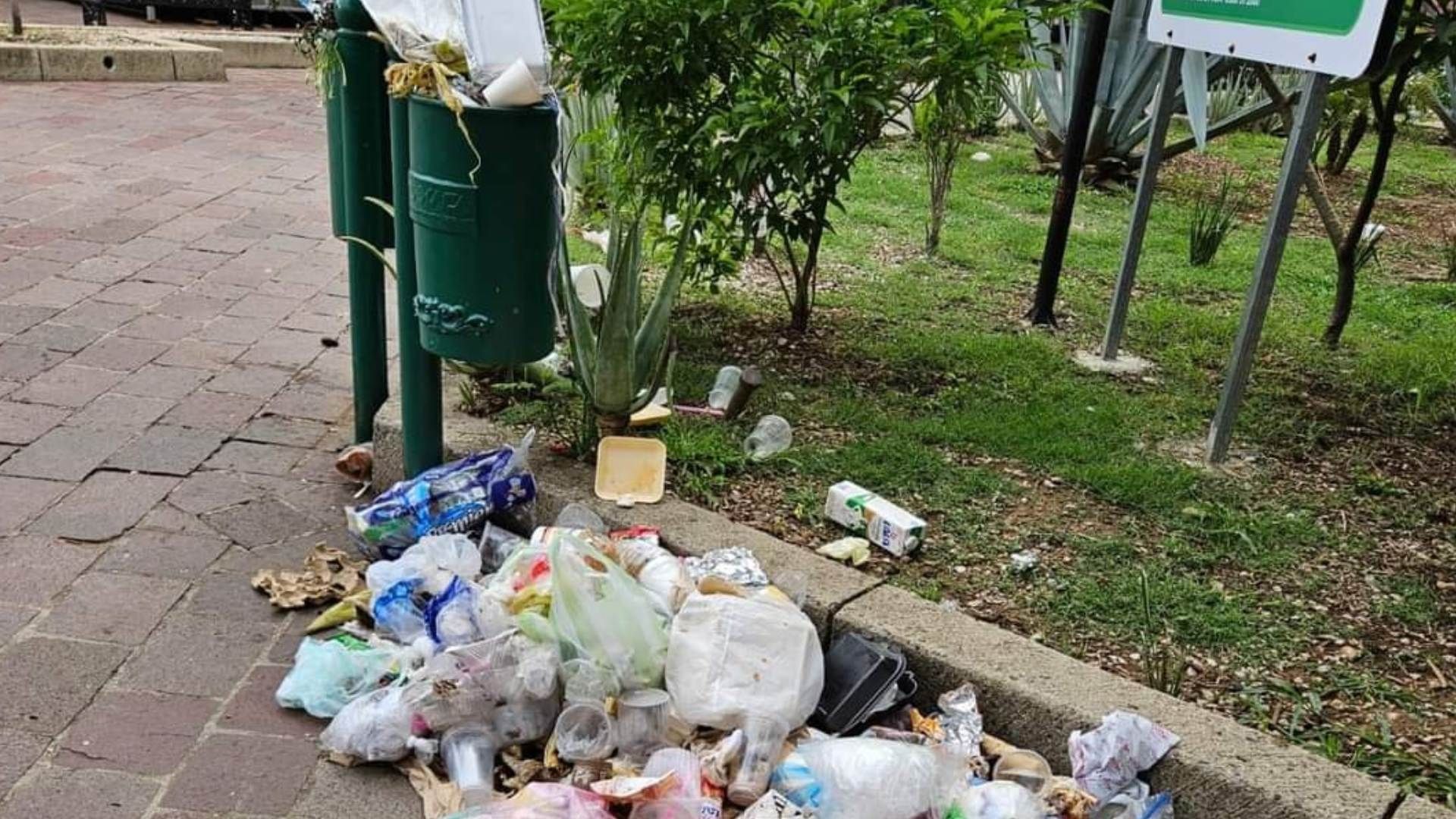 Se Acumula Basura en Zócalo de Oaxaca por Paro de Trabajadores