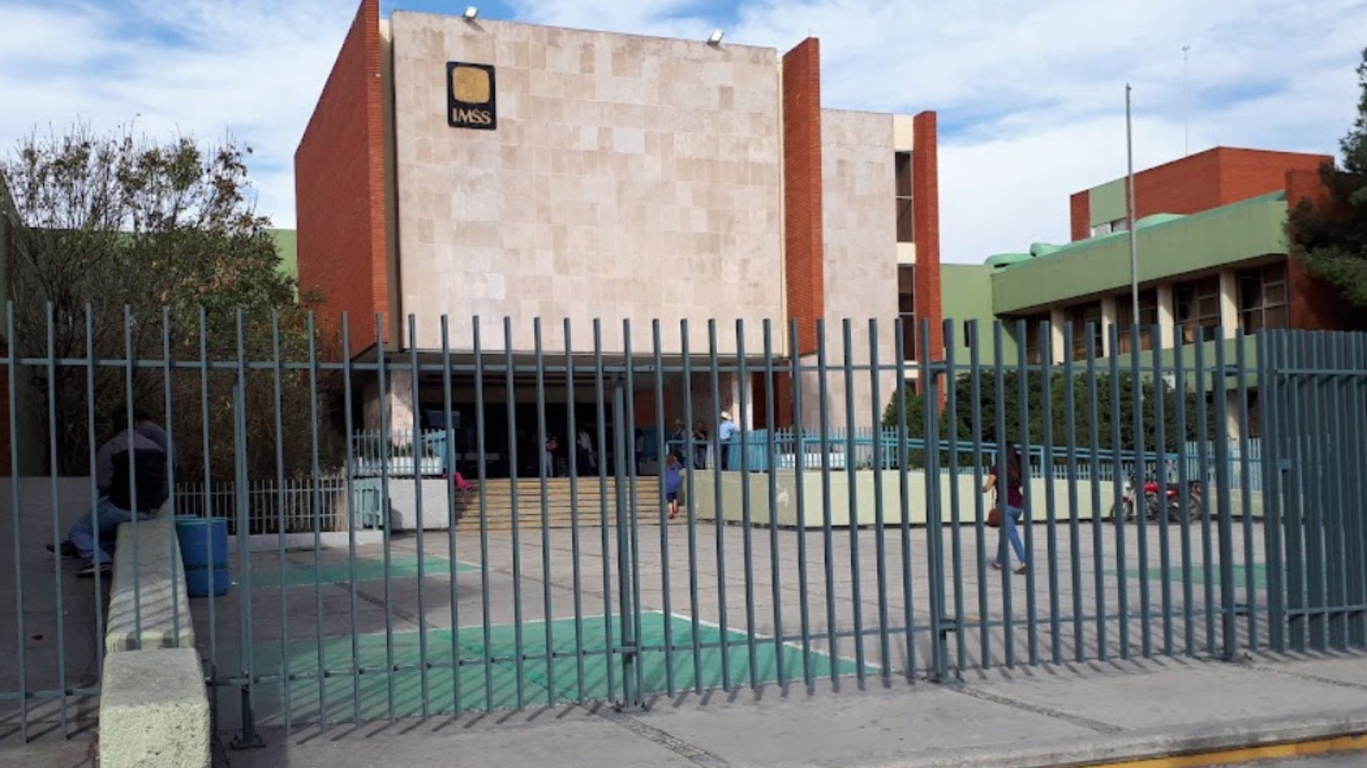 Mujer Da a Luz en Baños de Clínica del IMSS