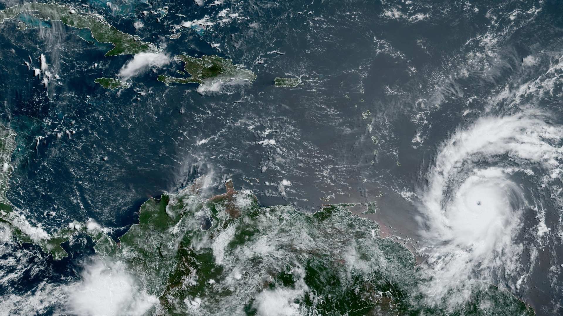 Huracán Beryl se Debilita a Categoría 3, Continúa su Avance en el Mar Caribe