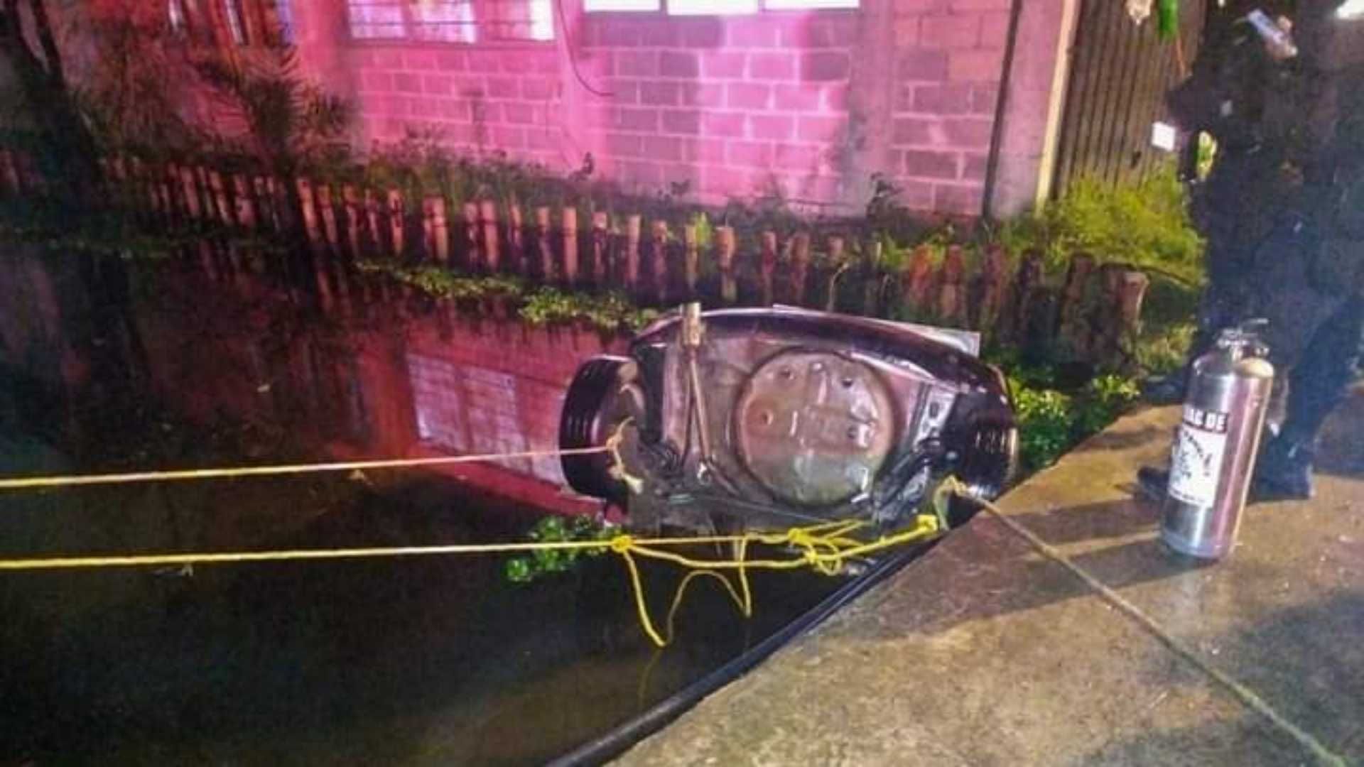 Cae taxi a canal de aguas negras en Xochimilco