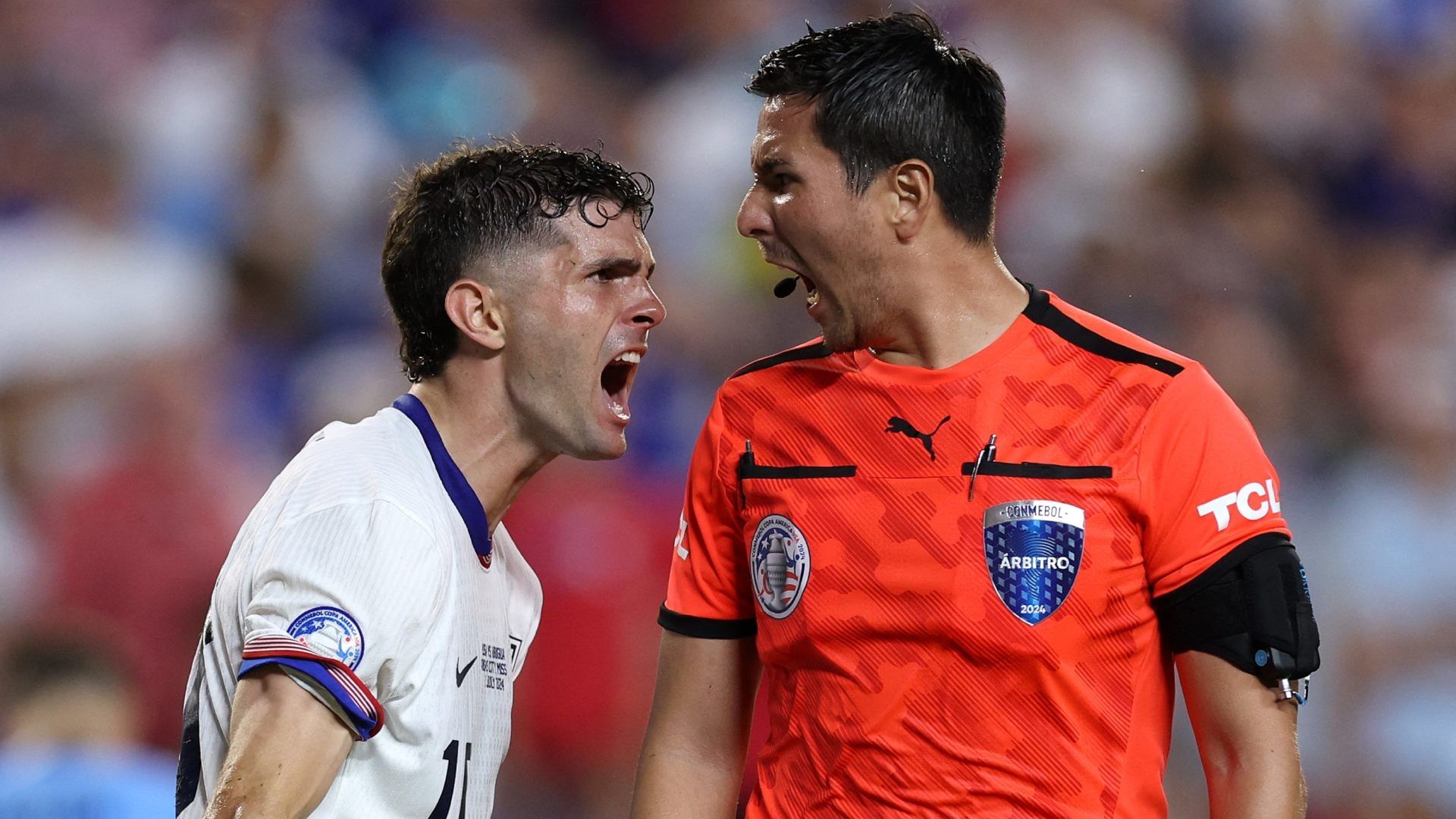 Pulisic tuvo varios 'encontronazos' con el árbitro central durante el partido ante Uruguay. Foto AFP