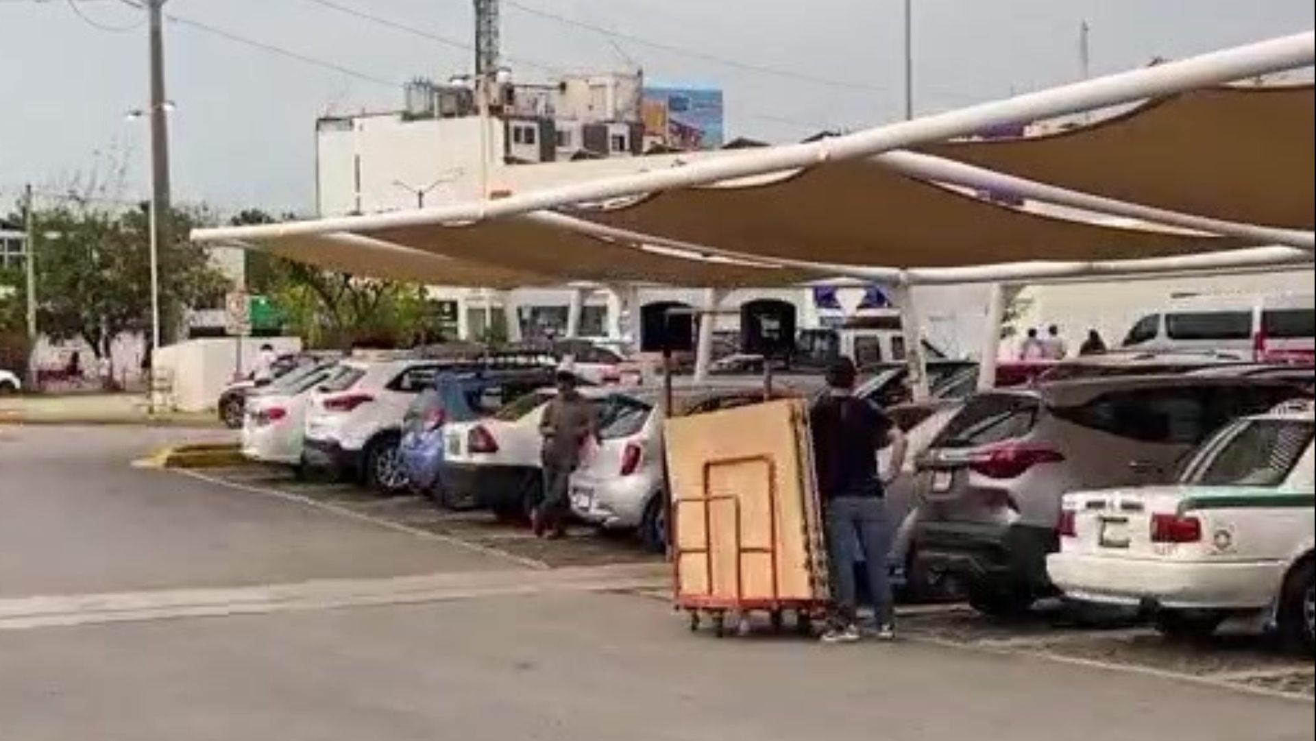 Habitantes de Quintana Roo se Preparan Ante Posible Impacto del Huracán Beryl 