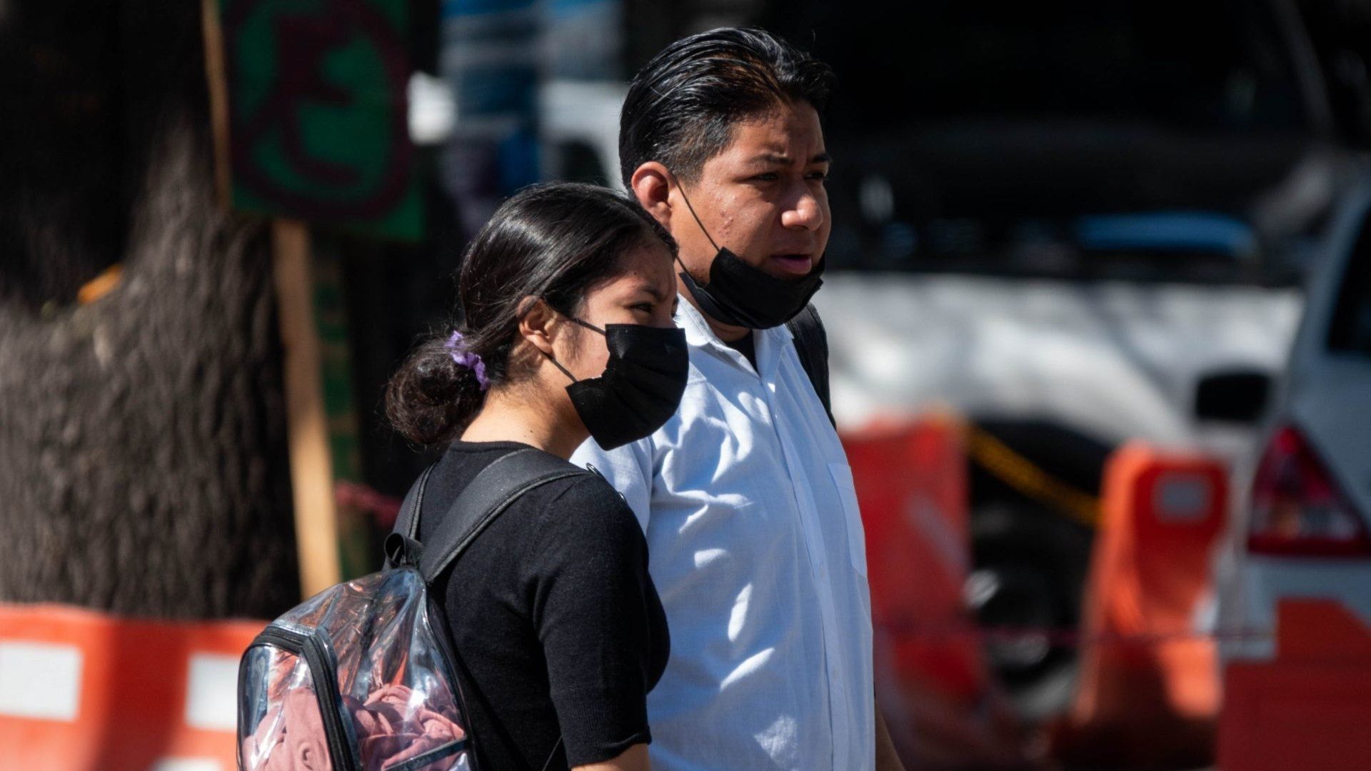 Habitantes de la Ciudad de México utilizan cubrebocas en la calle ante casos de COVID-19