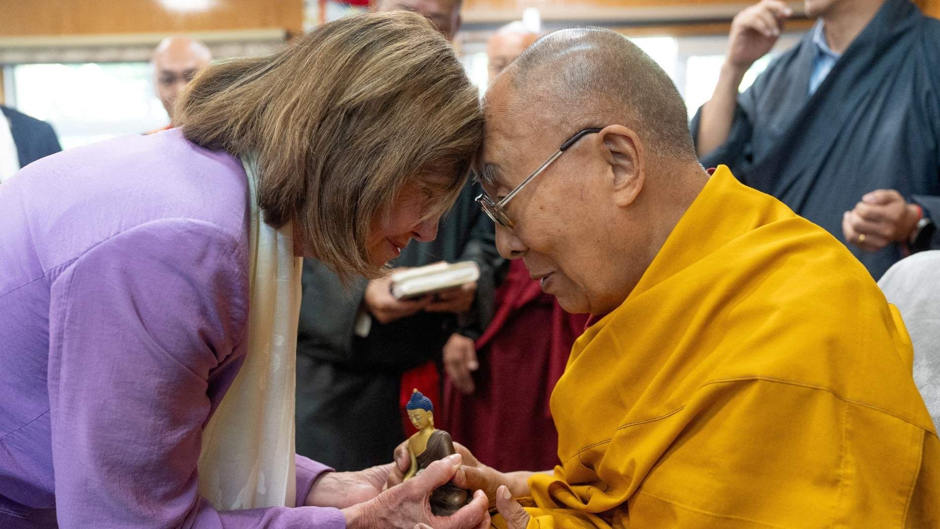 El dalái lama tenía sólo 23 años cuando huyó de Lhasa, la capital tibetana, temiendo por su vida después de que las tropas chinas aplastaran un levantamiento en 1959  