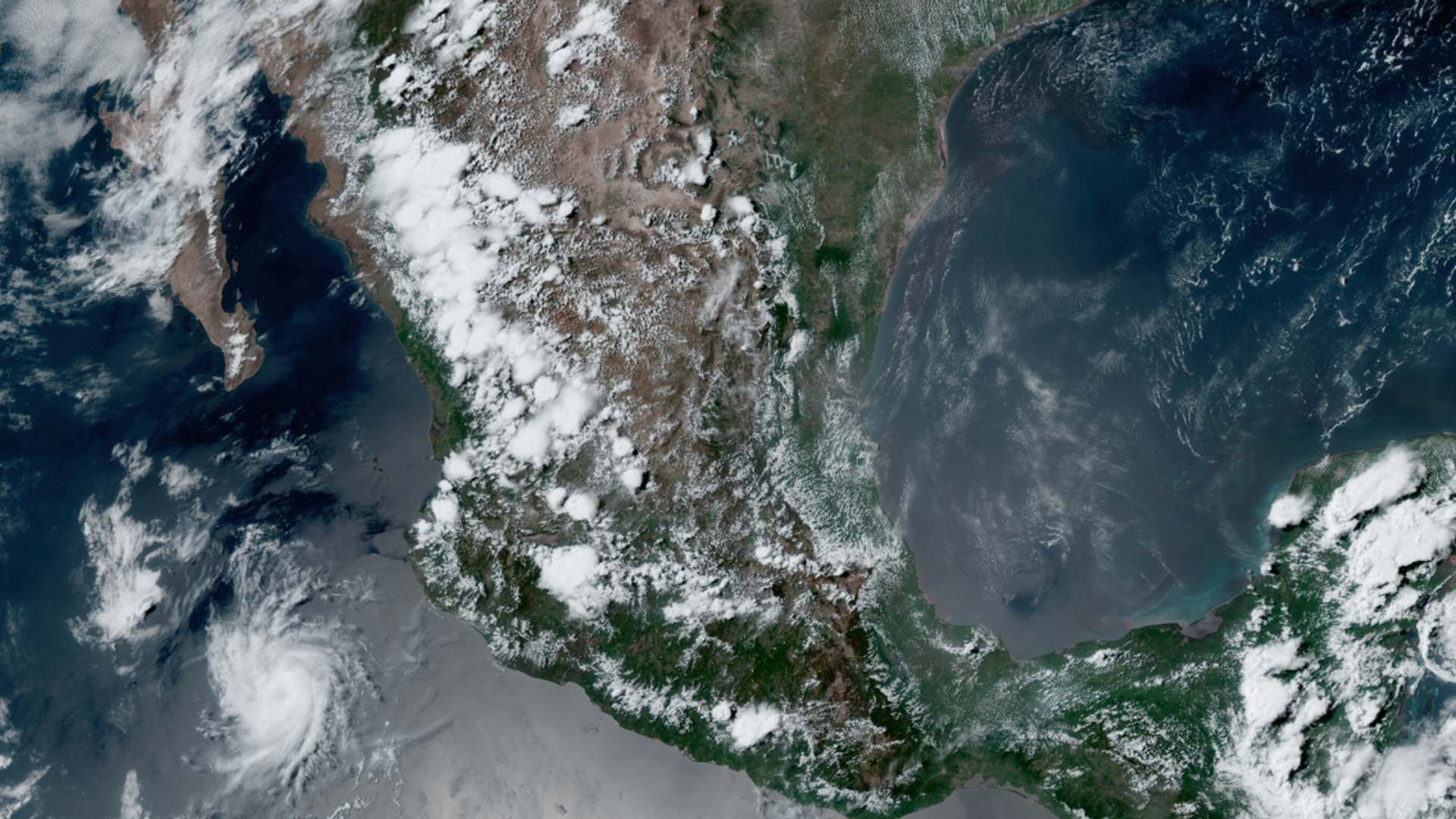 Vista satelital de la República Mexicana, que muestra la formación de la tormenta tropical ‘Aletta’ en el Pacífico Mexicano. Foto: Rammb-slider.Cira