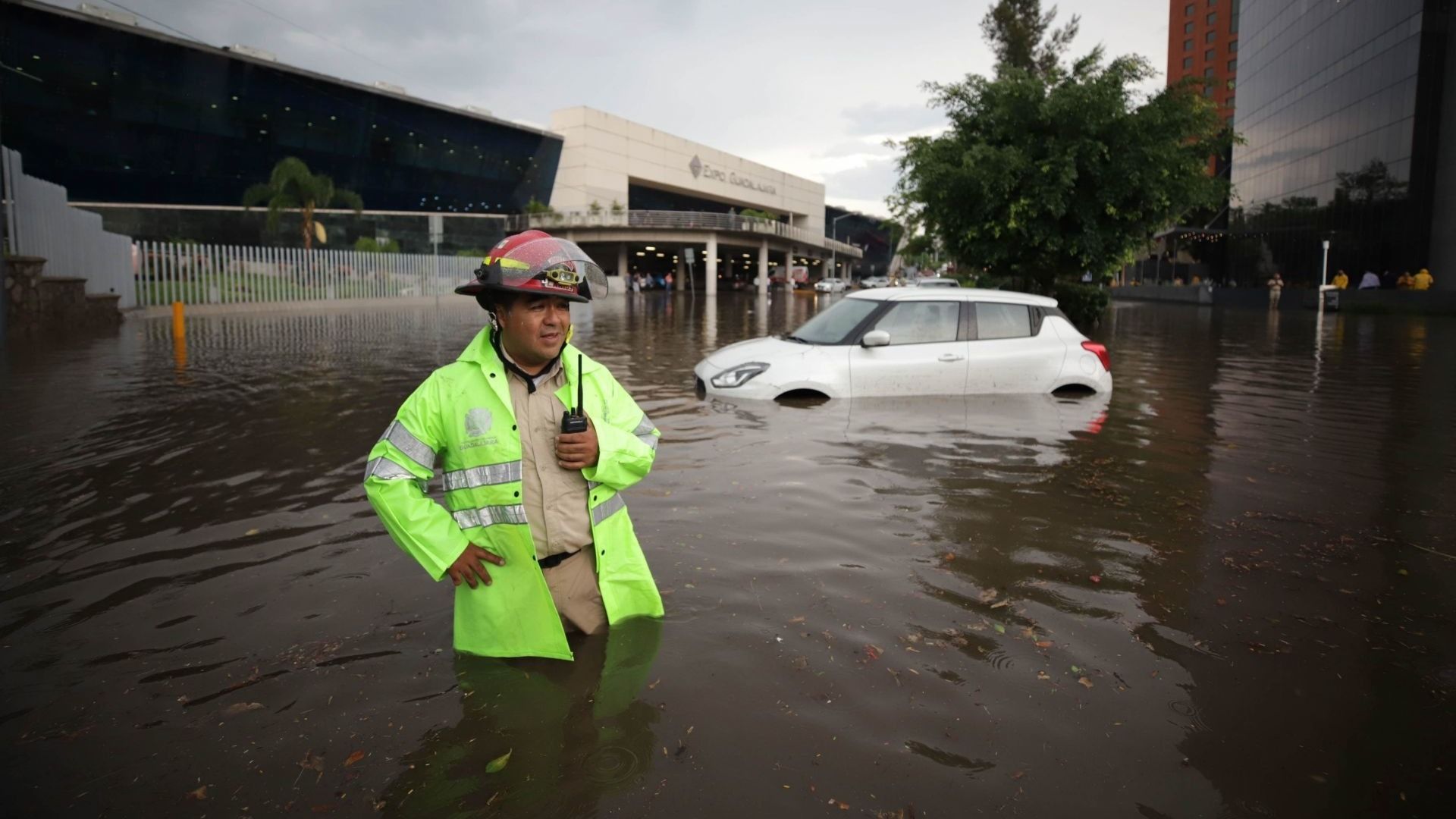 Autos Varados, Árboles Caídos y ‘Géisers’ de Coladeras tras Dura Tormenta en Guadalajara   