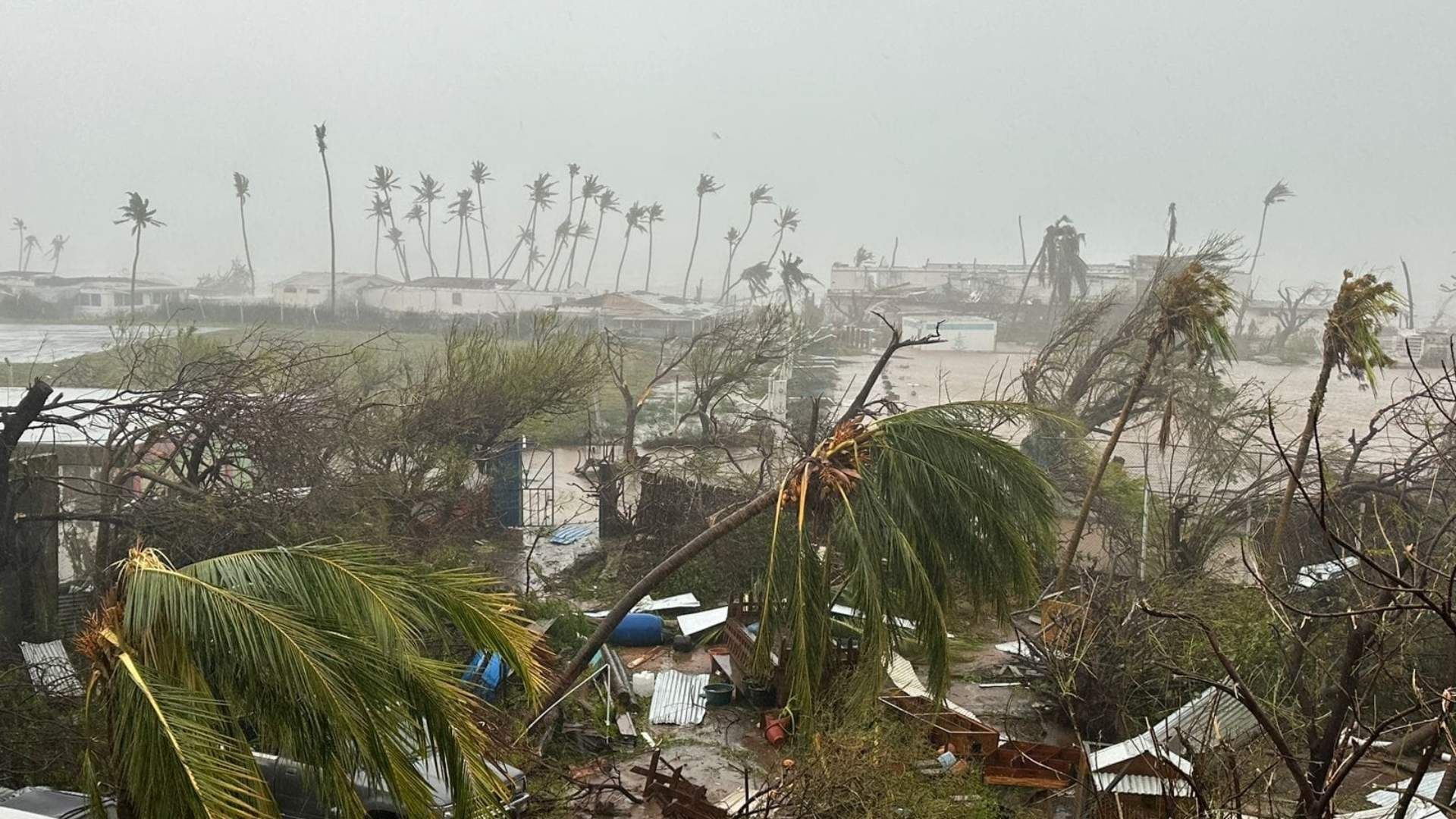 Devastación por paso del huracán Beryl en Isla Unión
