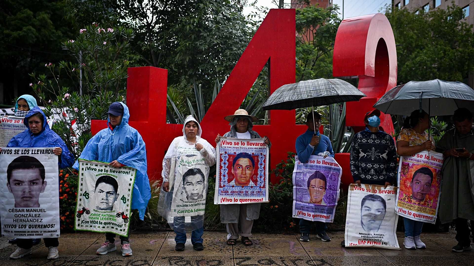 AMLO Alista Informe de Caso Ayotzinapa para Padres de Normalistas; Será Documento Público