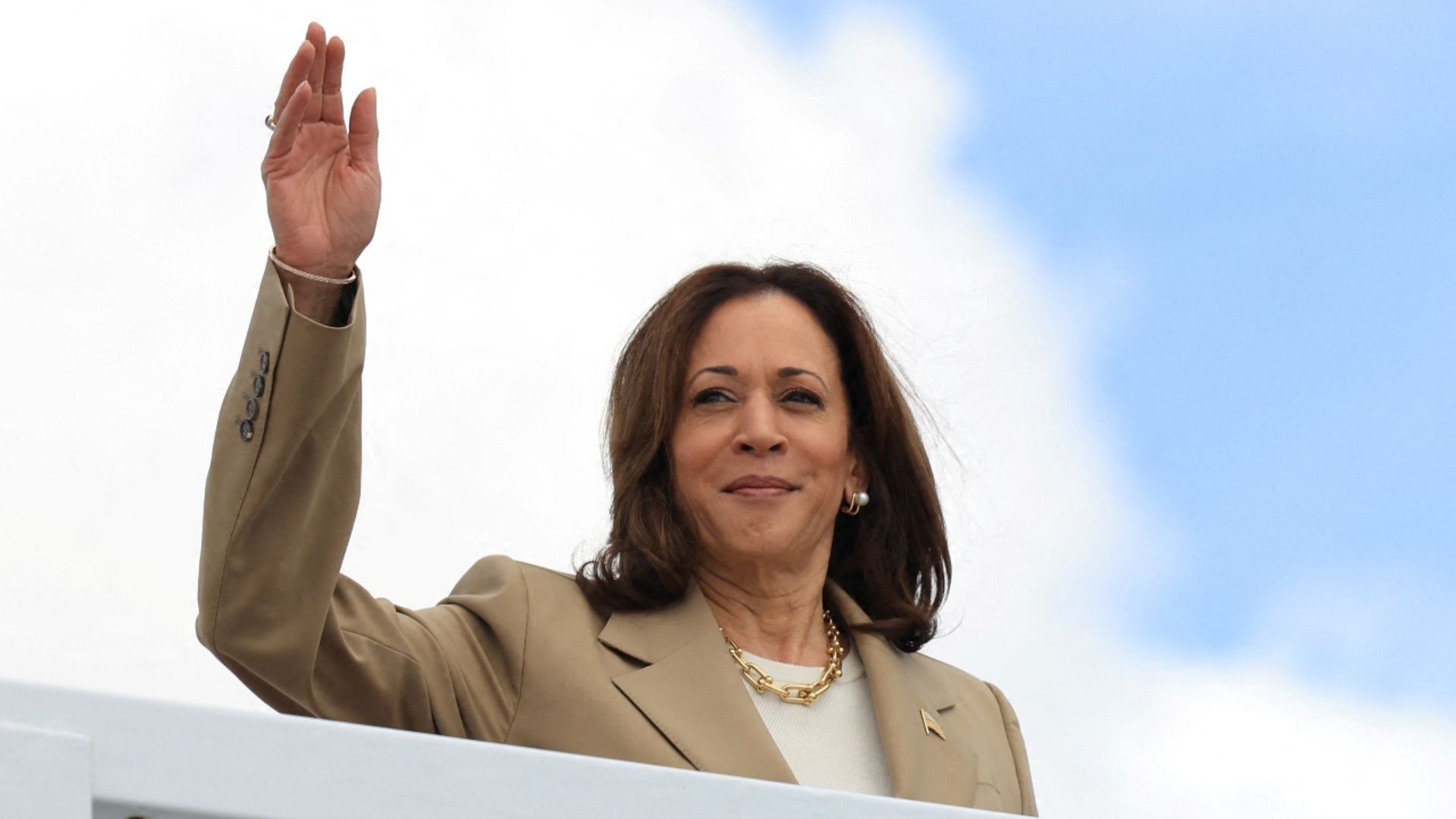 La Vicepresidenta de EUA, Kamala Harris, saluda mientras aborda el Air Force Two hacia Pensilvania, en julio. 