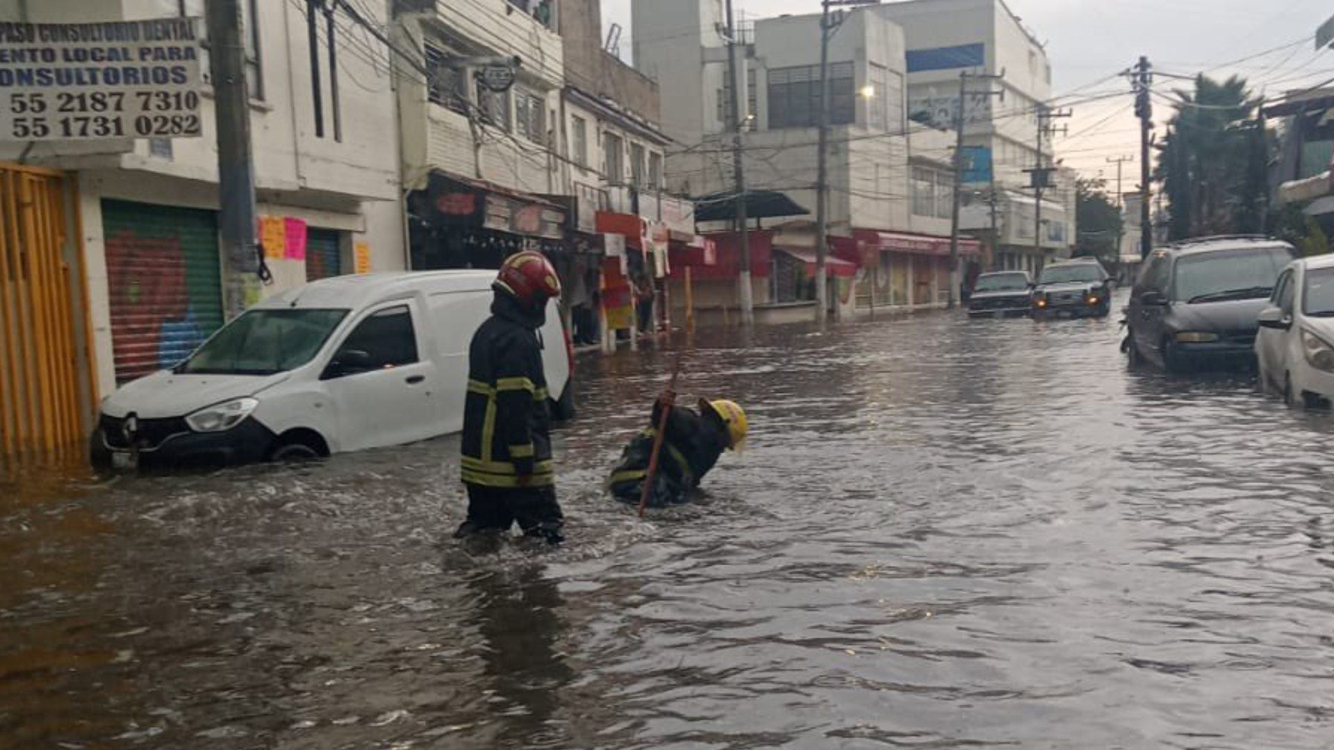 Lluvias Dejan Árboles Caídos, Autos Atrapados y Desbordamientos, en Naucalpan