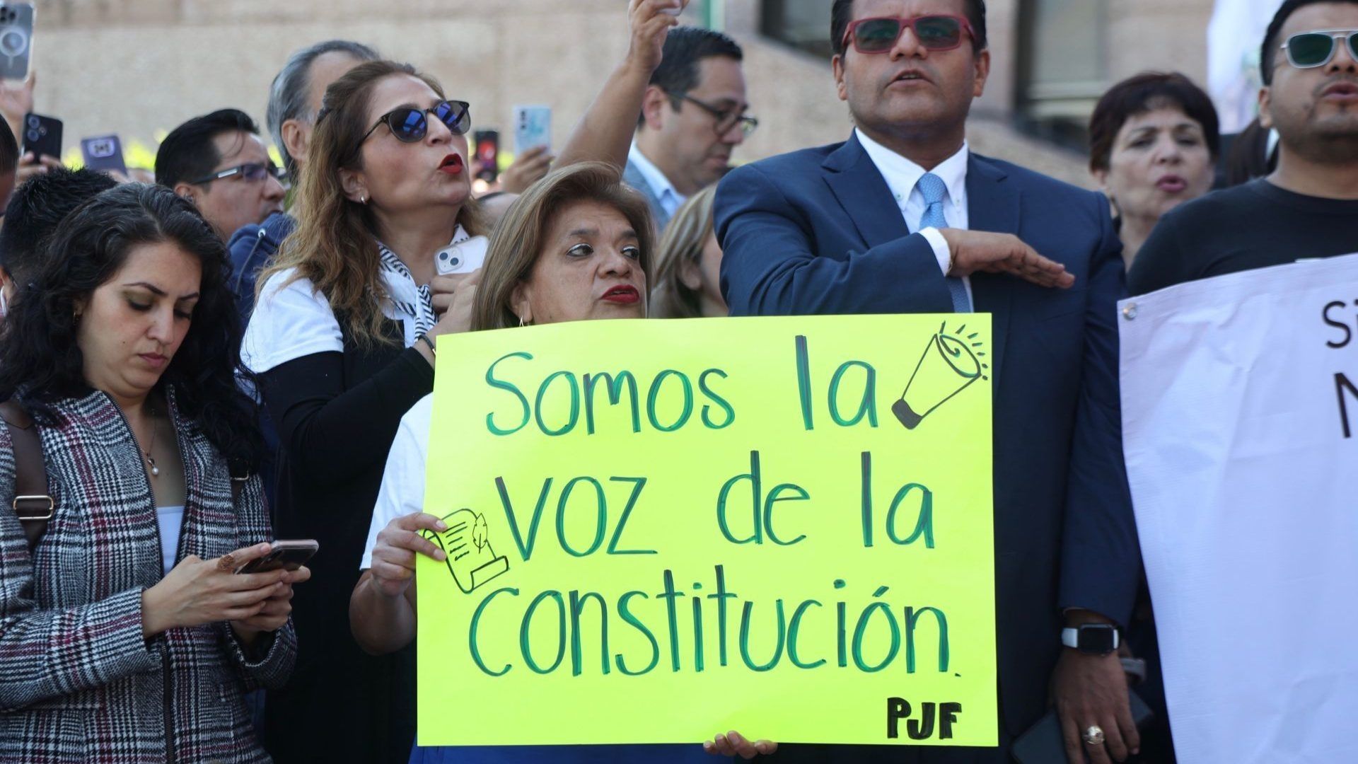 Trabajadores del Poder Judicial de la Federación y organizaciones de la sociedad civil se reunieron en la entrada del Palacio de Justicia con sede en San Lázaro