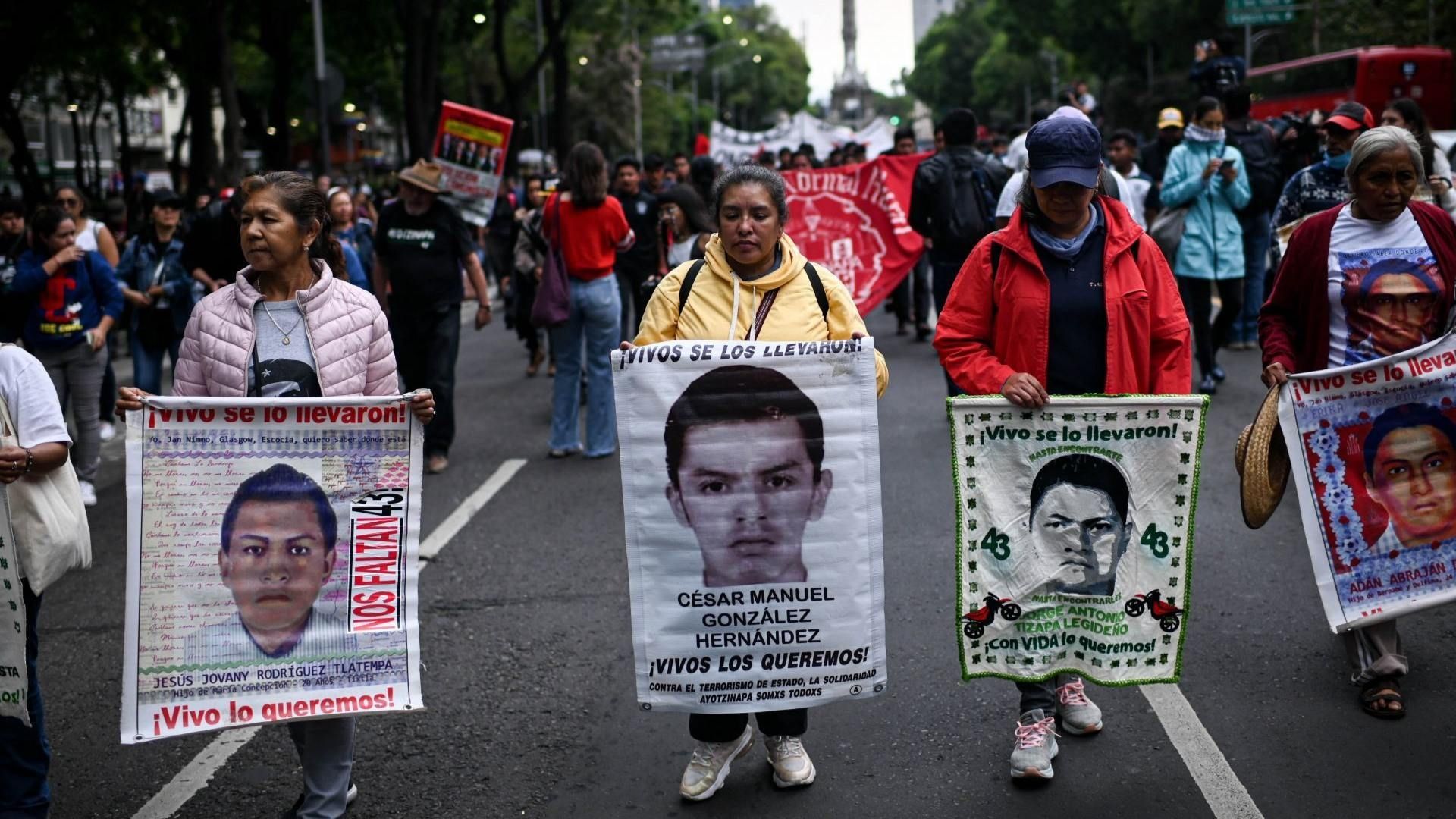 Padres de los 43 normalistas desaparecidos de Ayotzinapa marchan en la CDMX en junio de 2024. 