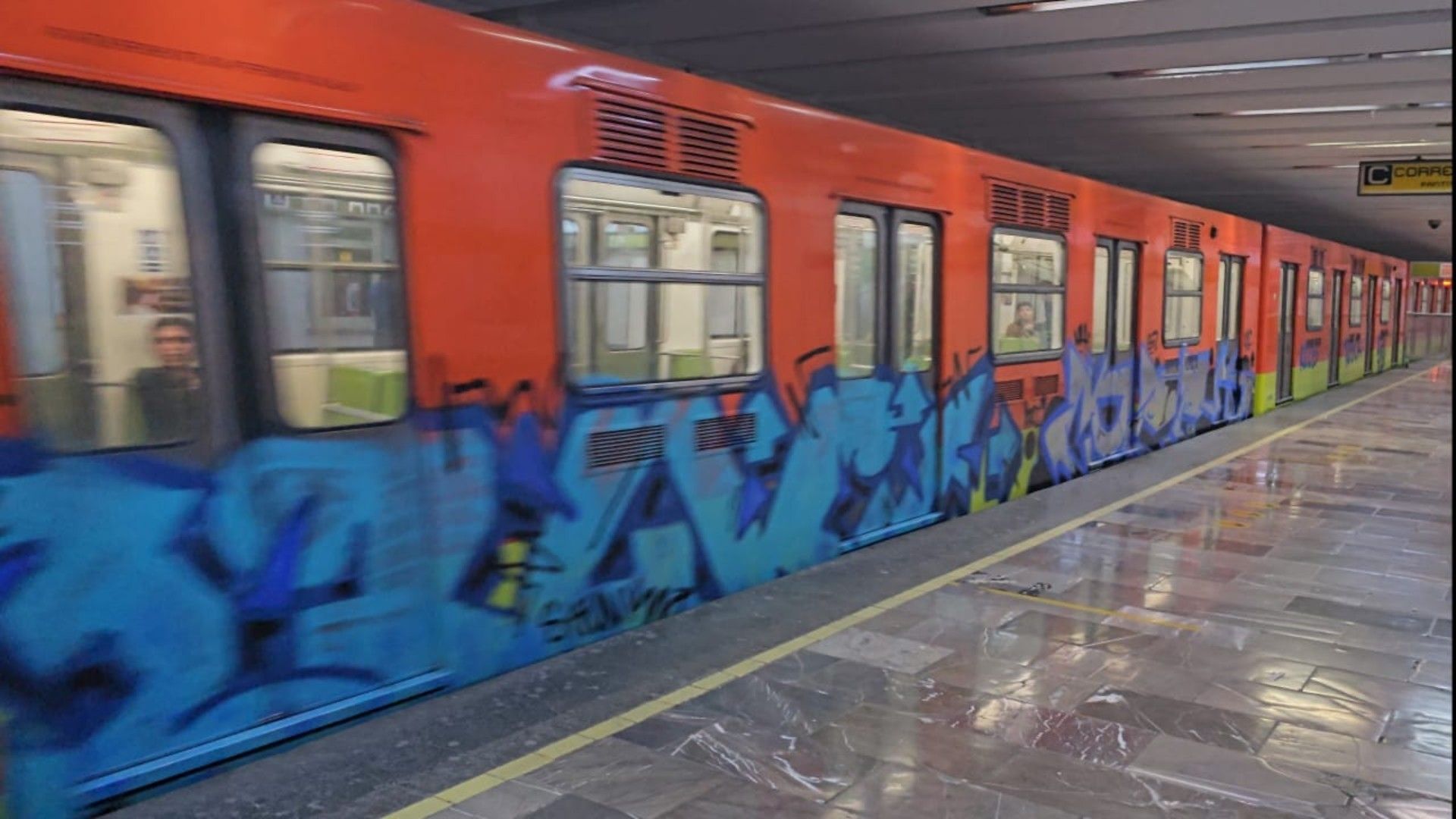 Denuncian Enormes Grafitis en Vagones del Metro del CDMX 