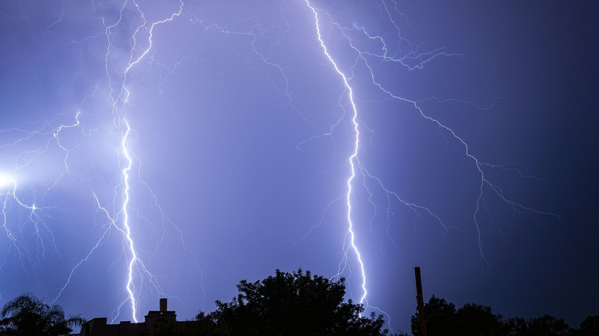 Mujer Muere por Caída de Rayo; Se Protegía de las Lluvias en Santiago de Anaya, Hidalgo