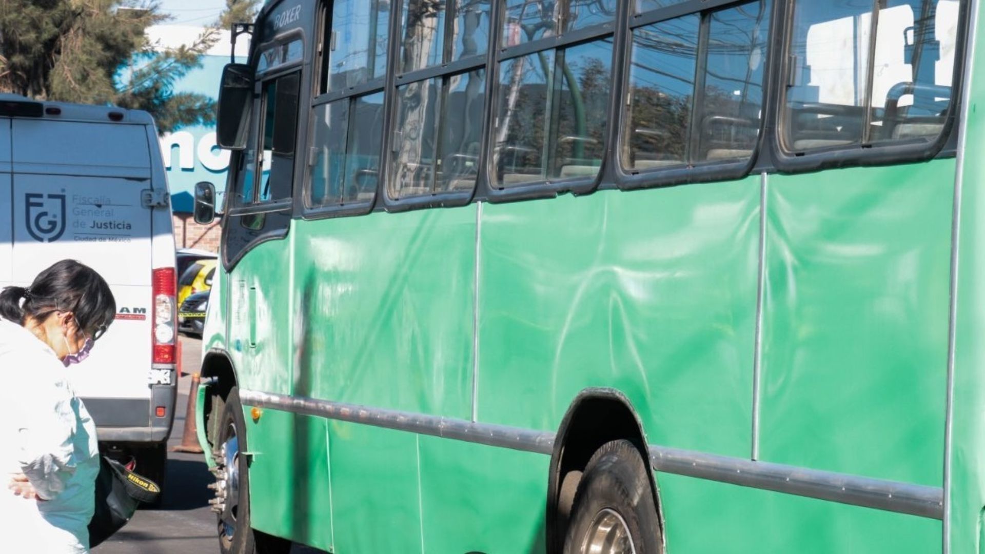 Autoridades realizan peritajes en un camión de pasajeros de la Ciudad de México