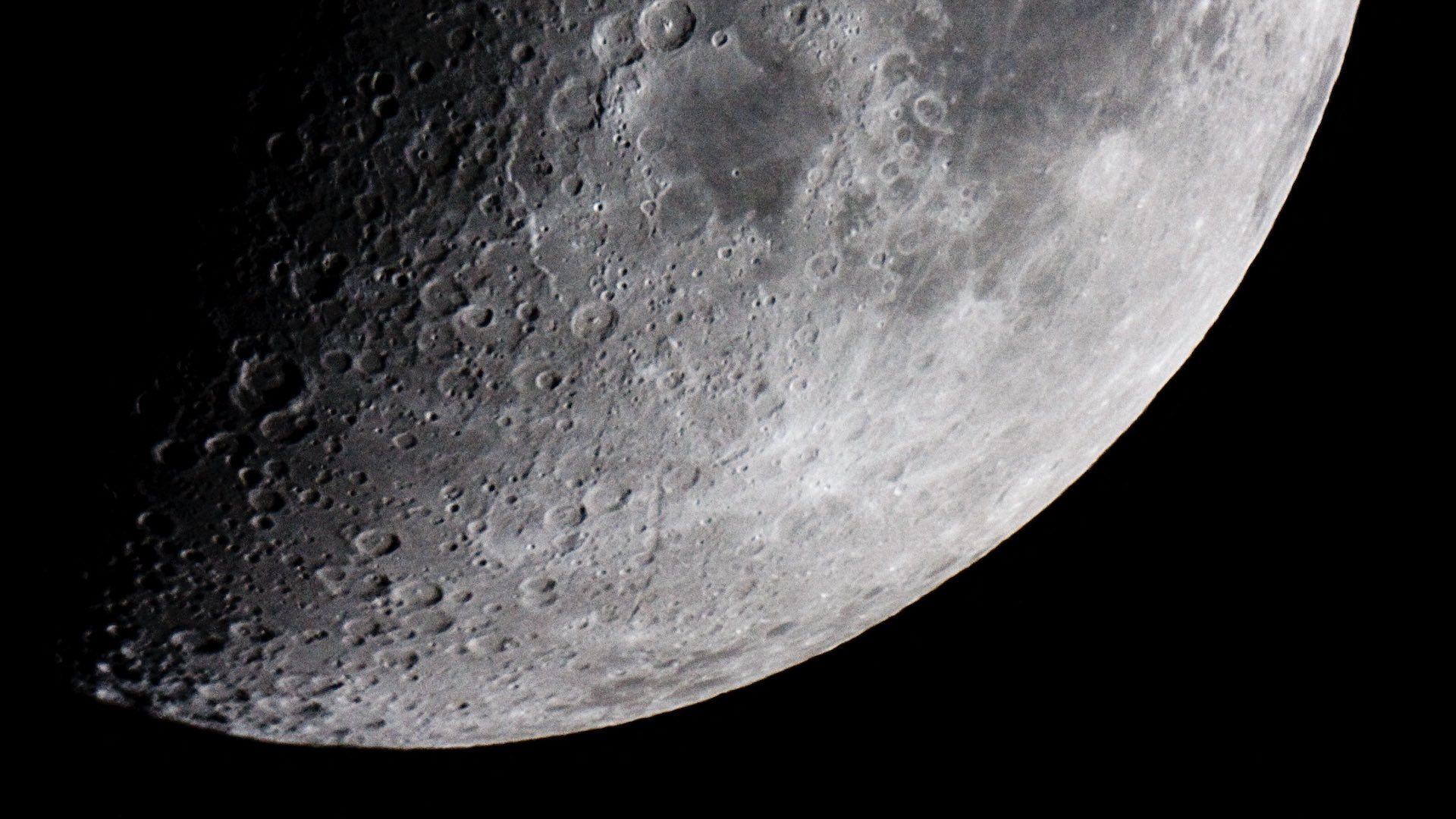 Descubren en la Luna cueva apta para una base