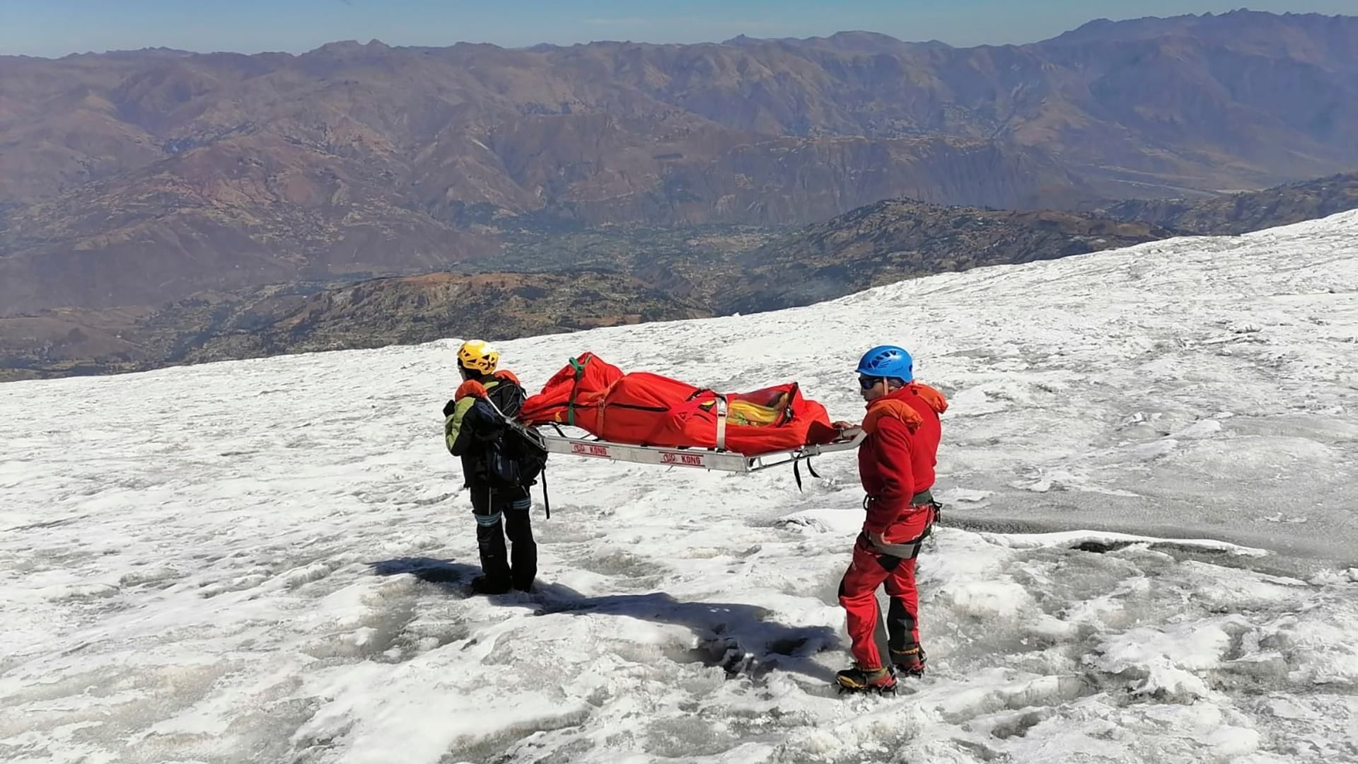 Rescatistas bajan de la montaña el cuerpo momificado del alpinista que murió hace 22 años