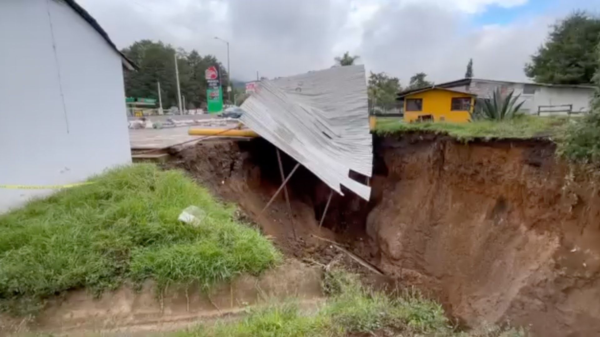 El socavón mide 25 metros de profundidad por 8 metros de ancho. Foto: Genaro Zepeda  | N+