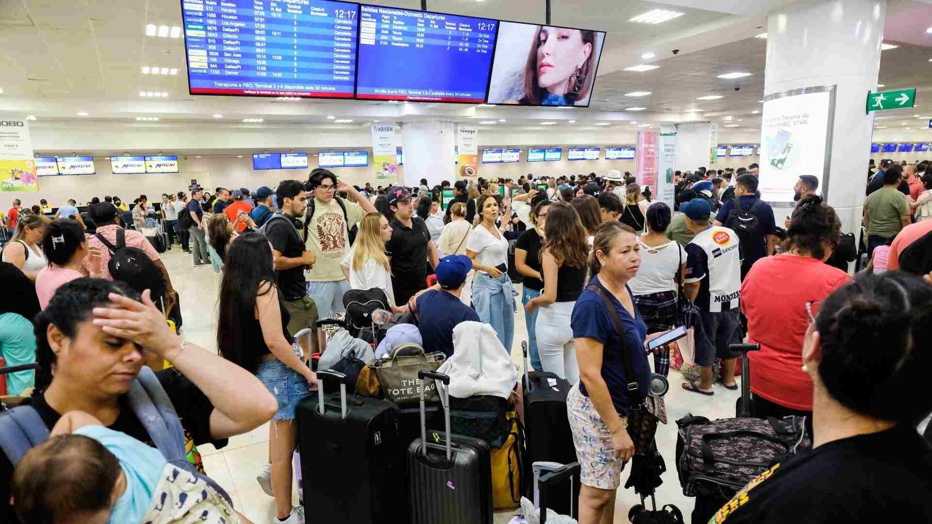 Usuarios de aeropuertos de México viven un día de caos