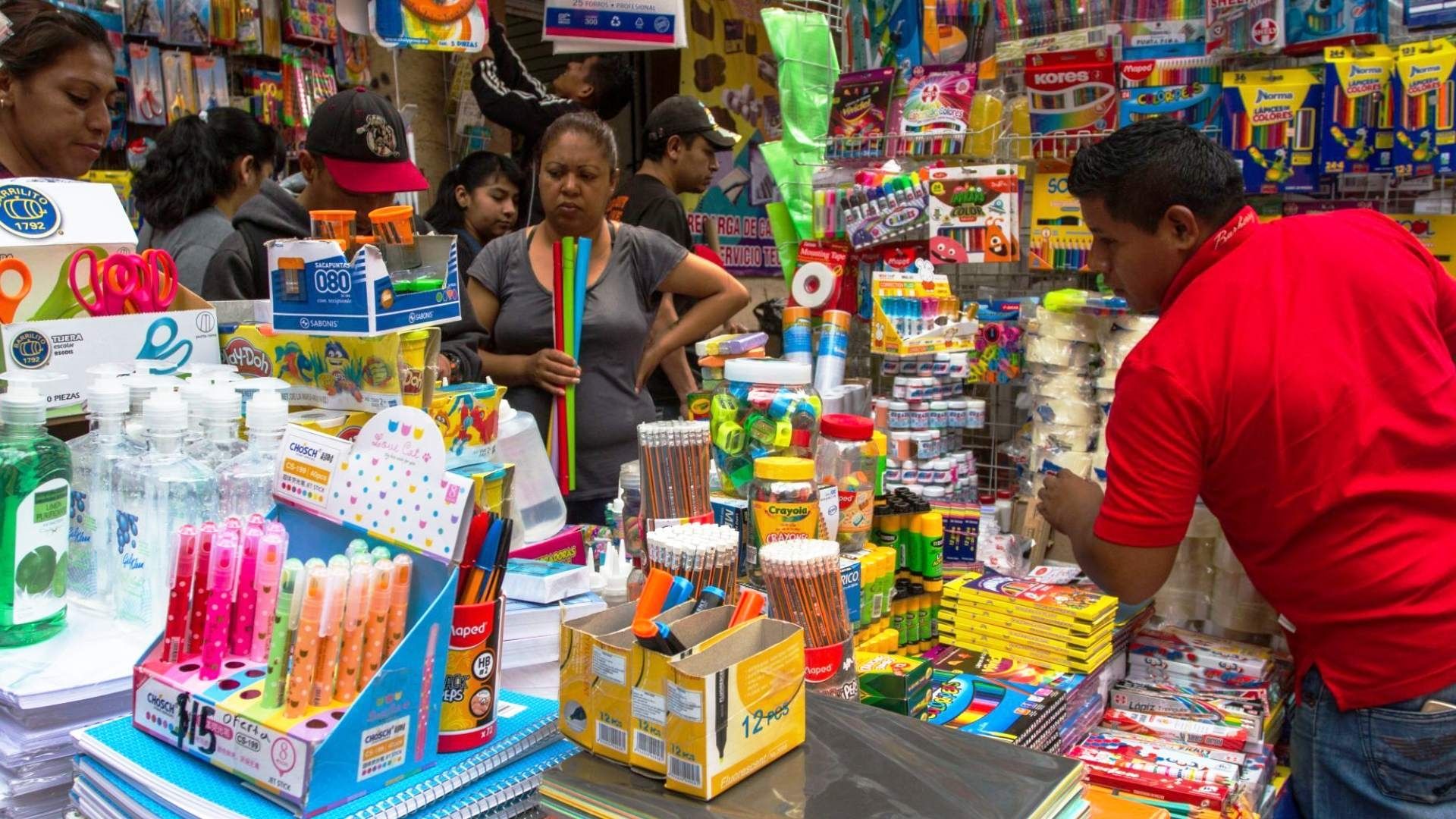 CDMX: Inundan Calle de Mesones de Útiles Escolares Chinos